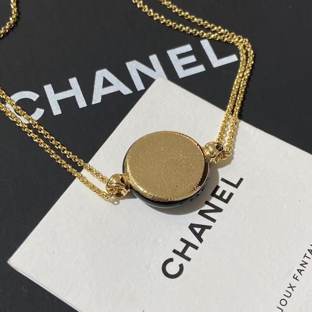 <p>CHANEL 24P黑白纽扣圆形珐琅双C链条</p>