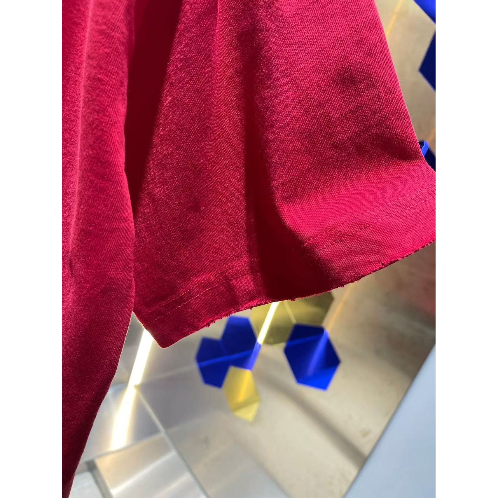 <p>Maison Margiela 洗水磨破短袖T恤(洗水紅)</p>