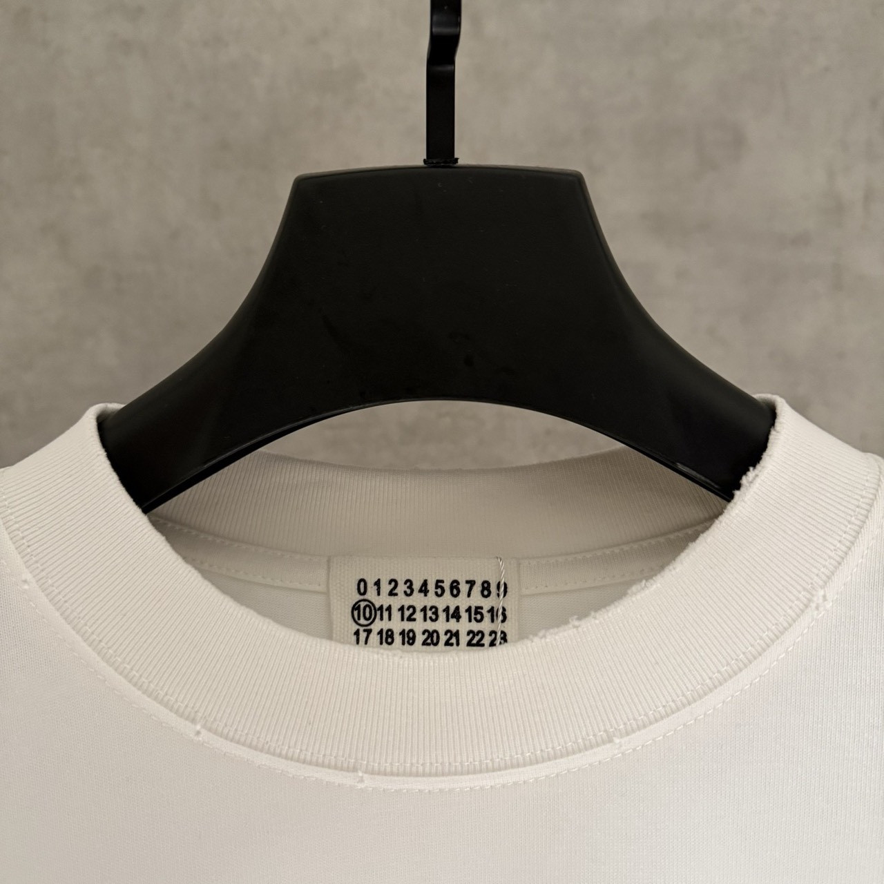 <p>Maison Margiela 长袖T恤(白B04)</p>