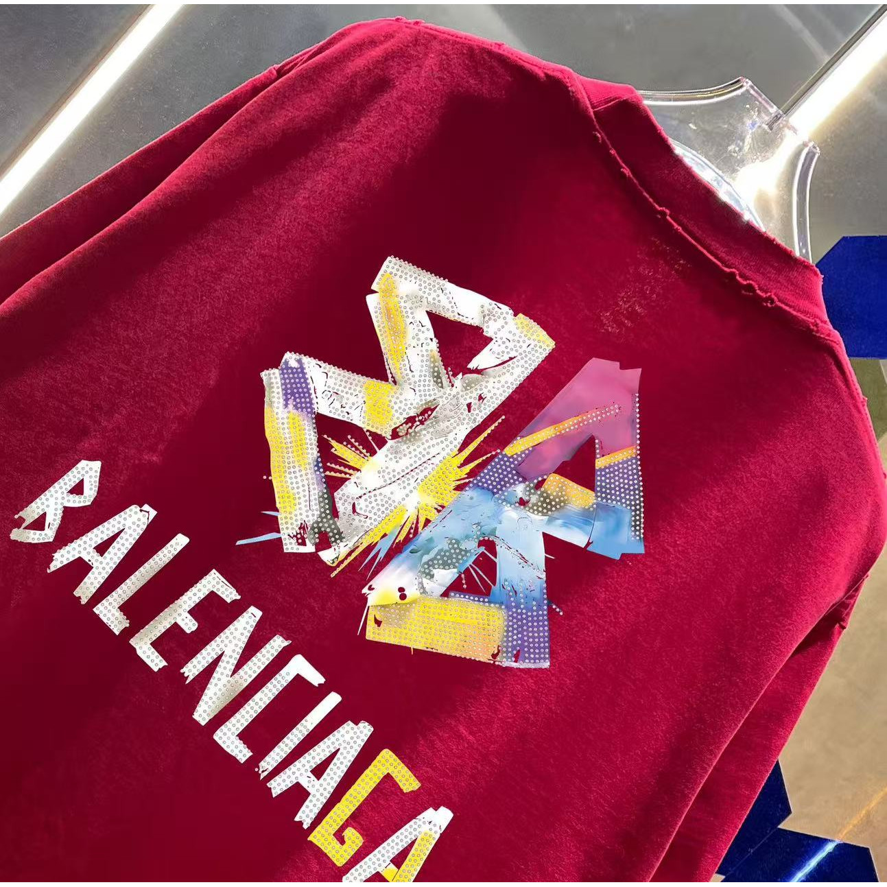 <p>Balenciaga 洗水磨破短袖T恤(洗水紅)</p>
