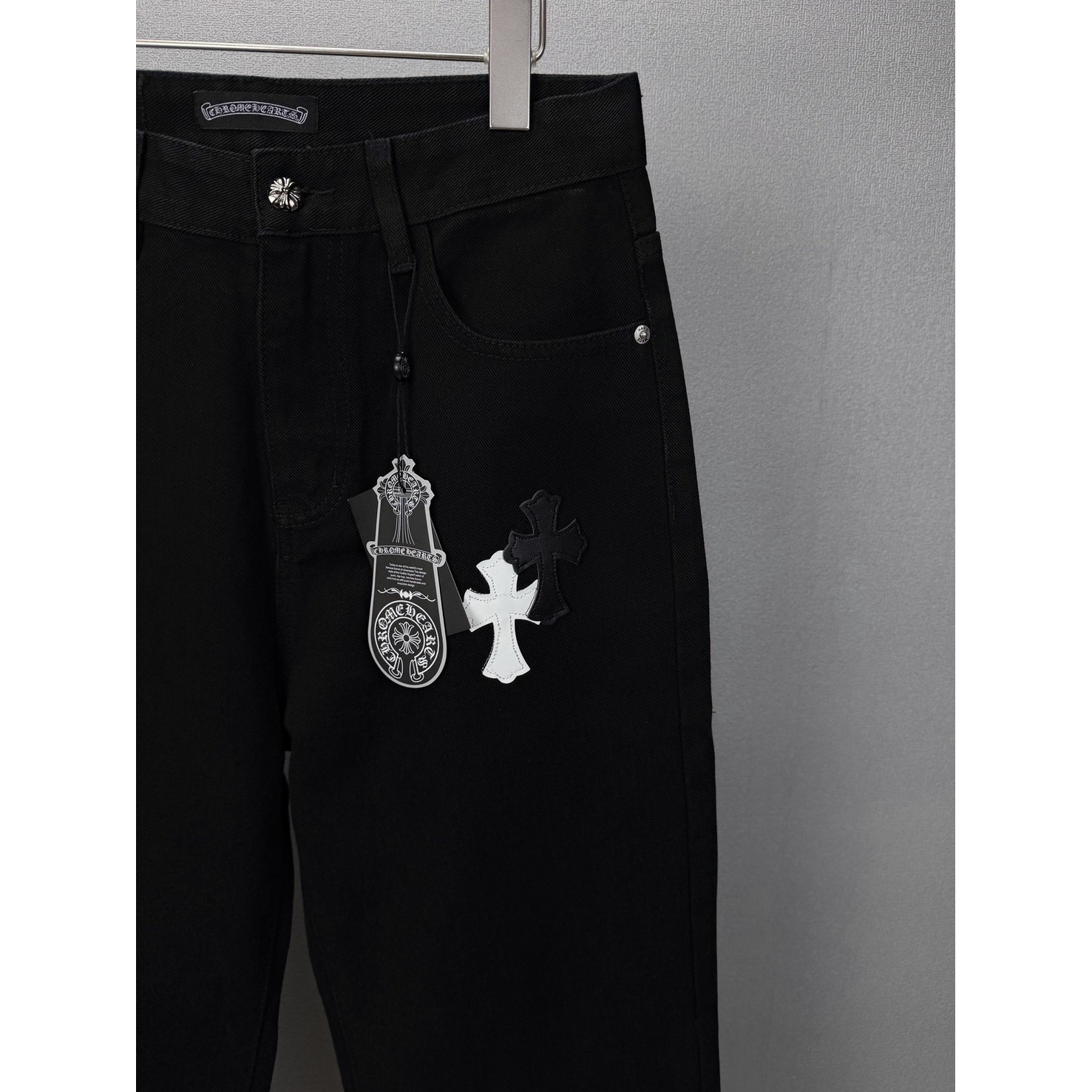 <p>CHROME HEARTS 黑白十字架拼皮情侣款水洗宽松牛仔裤</p>