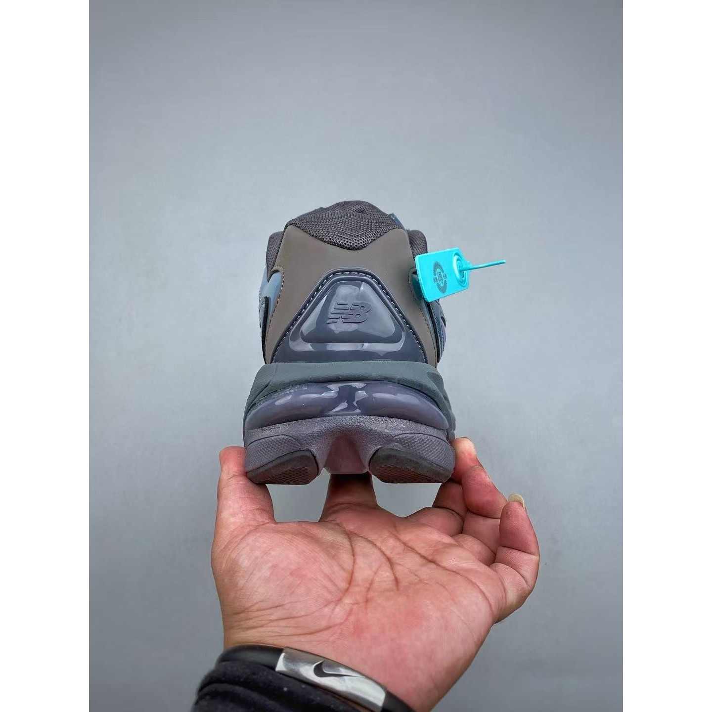 <p>New Balance NB983 复古休闲运动厚底跑鞋 (藍)<br />
&nbsp;</p>