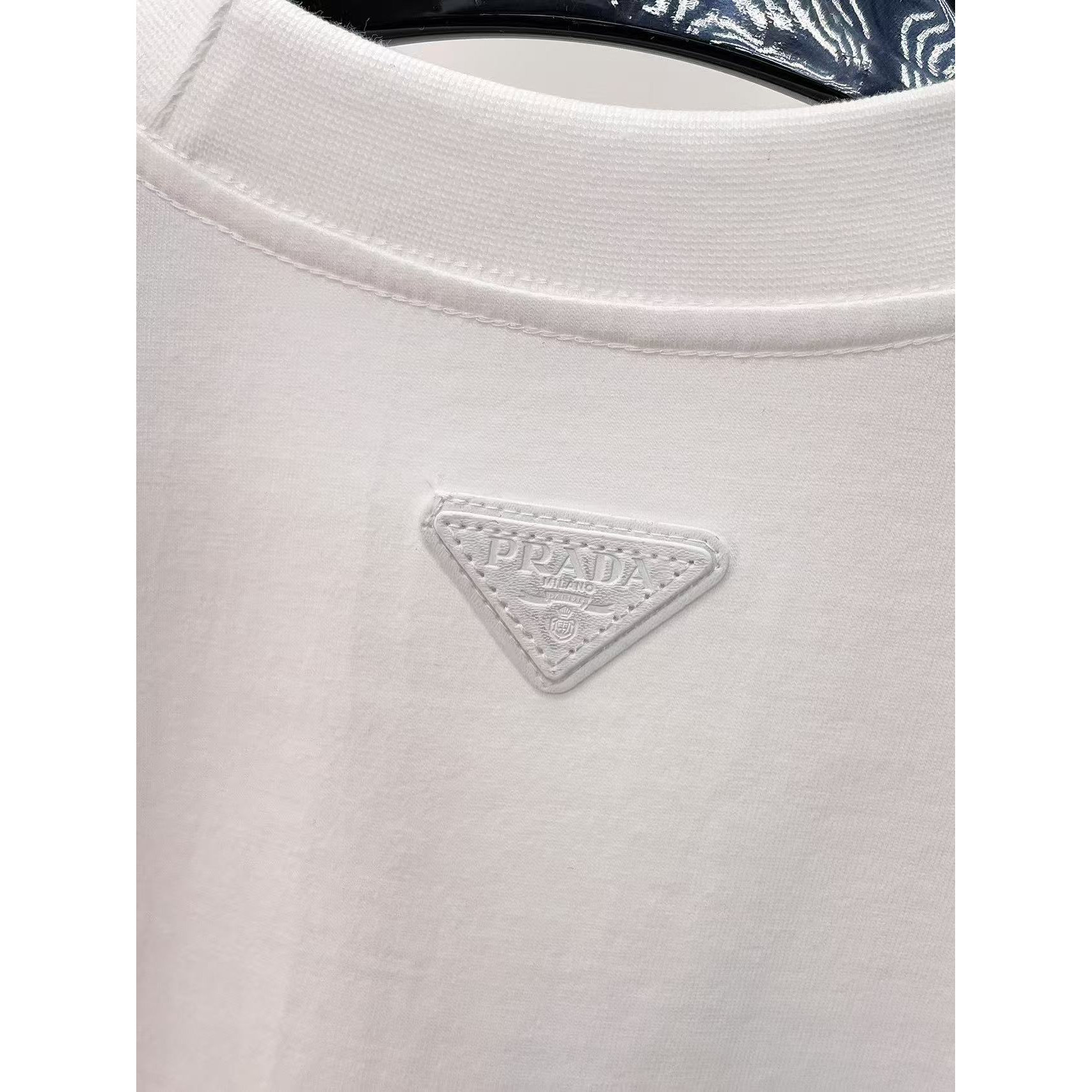 <p>PRADA&nbsp;专柜新款短袖T恤(白)</p>
