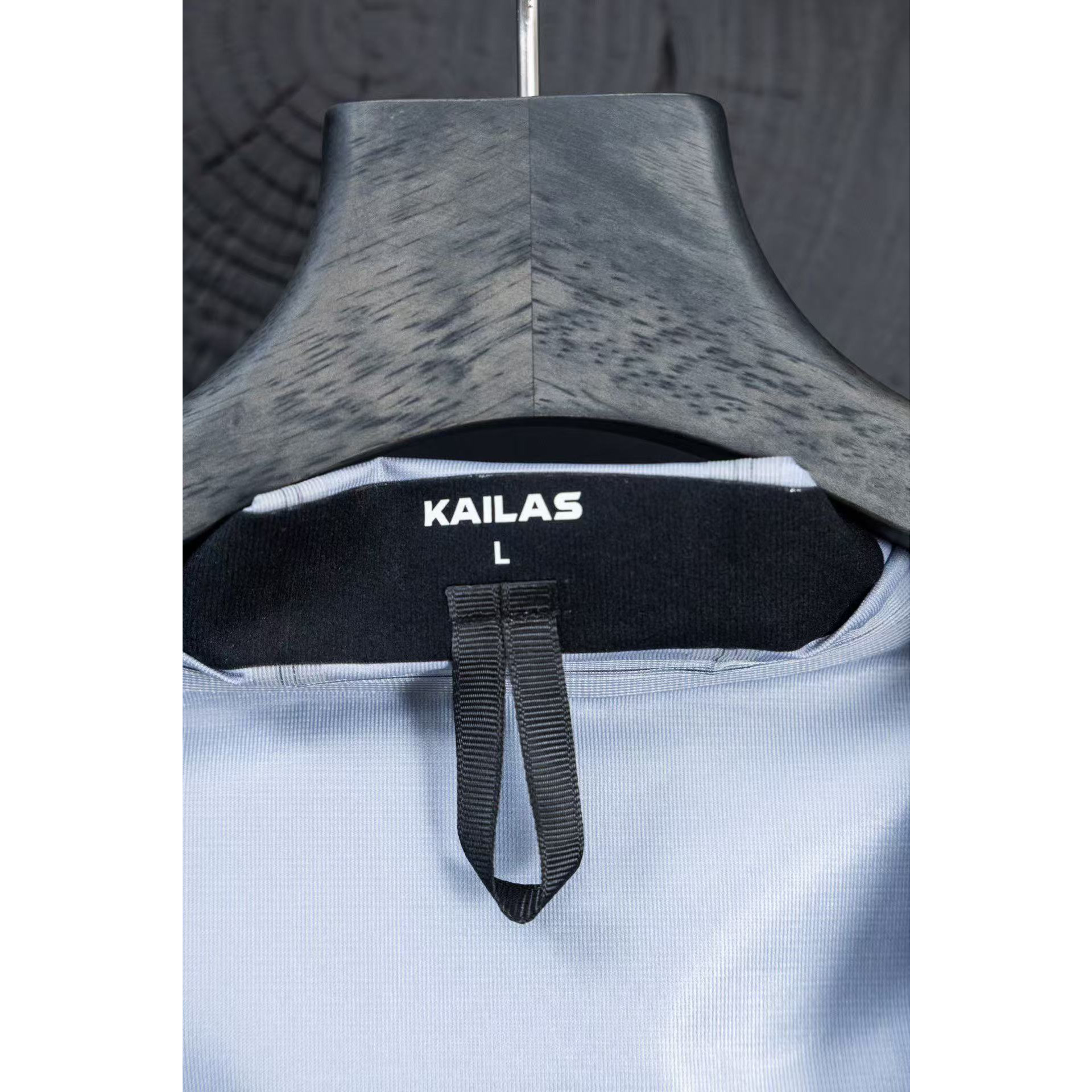 <p>KAILAS 双开拉链轻薄冲锋衣(极简黑)</p>