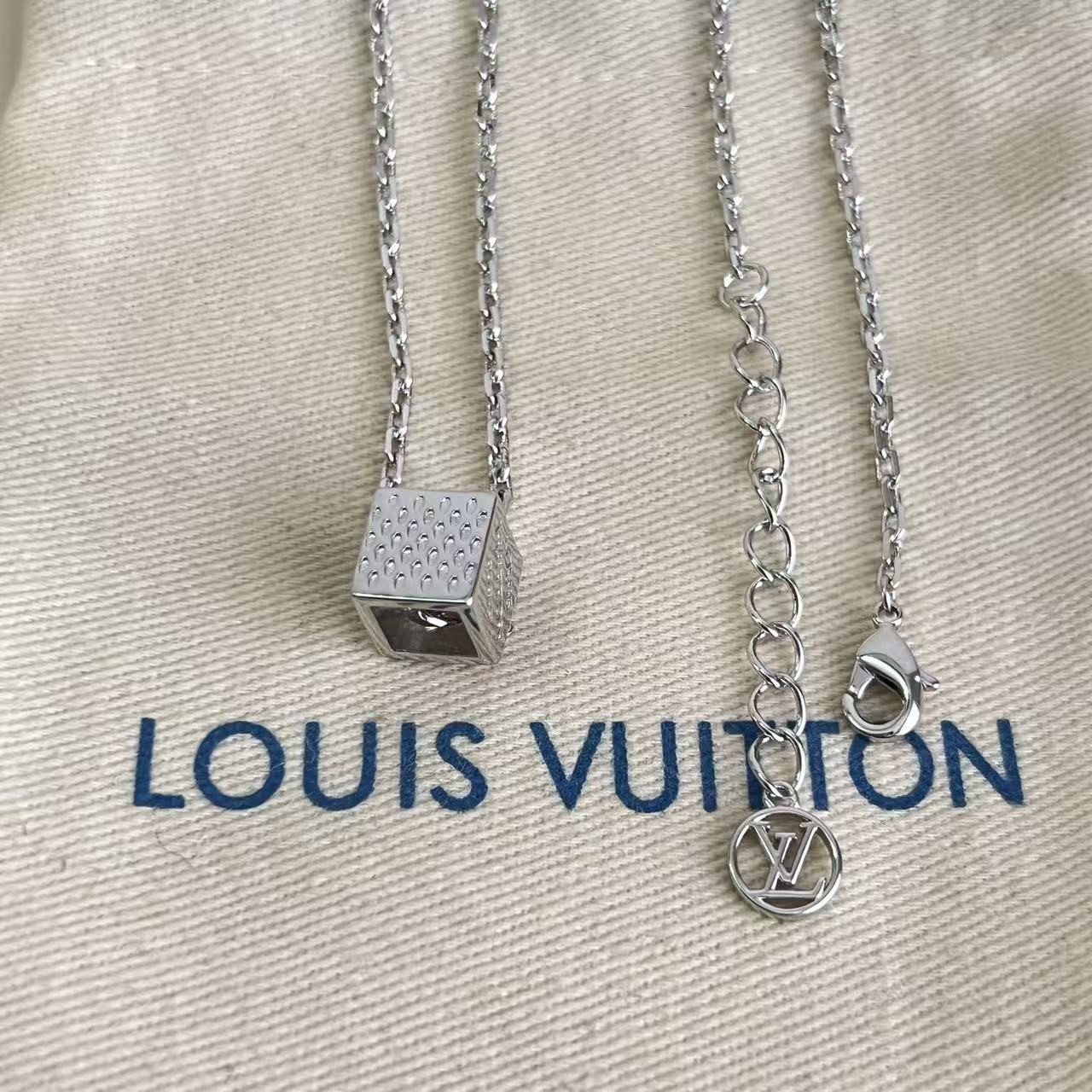 <p>LV 项链</p>