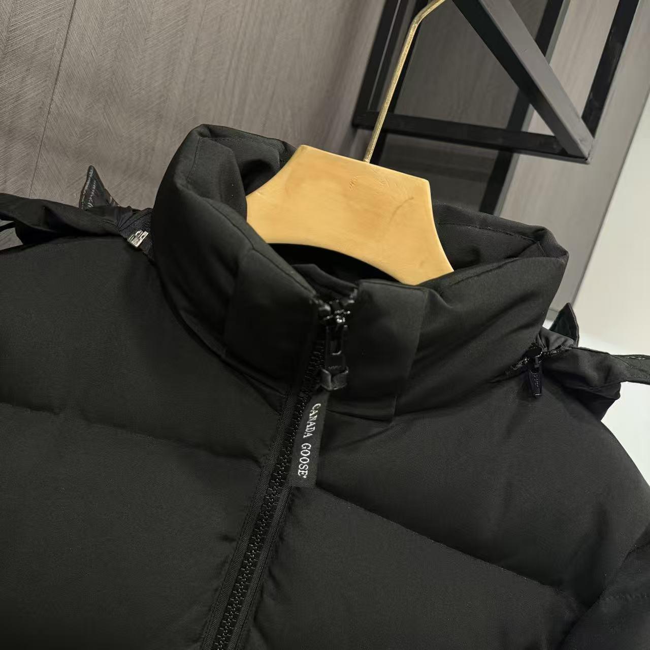<p>Canada Goose Chelse*派克大衣羽绒服(黑色紅標)</p>