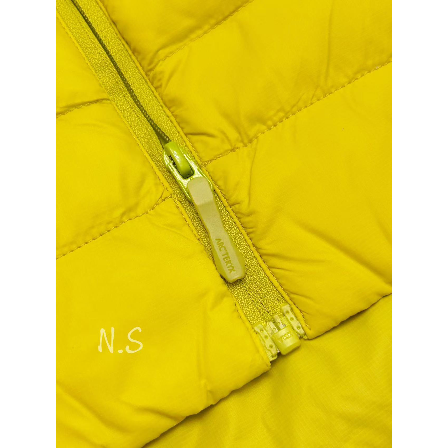 <p>Arc'teryx 立领鹅绒马甲(銅砂黃)</p>