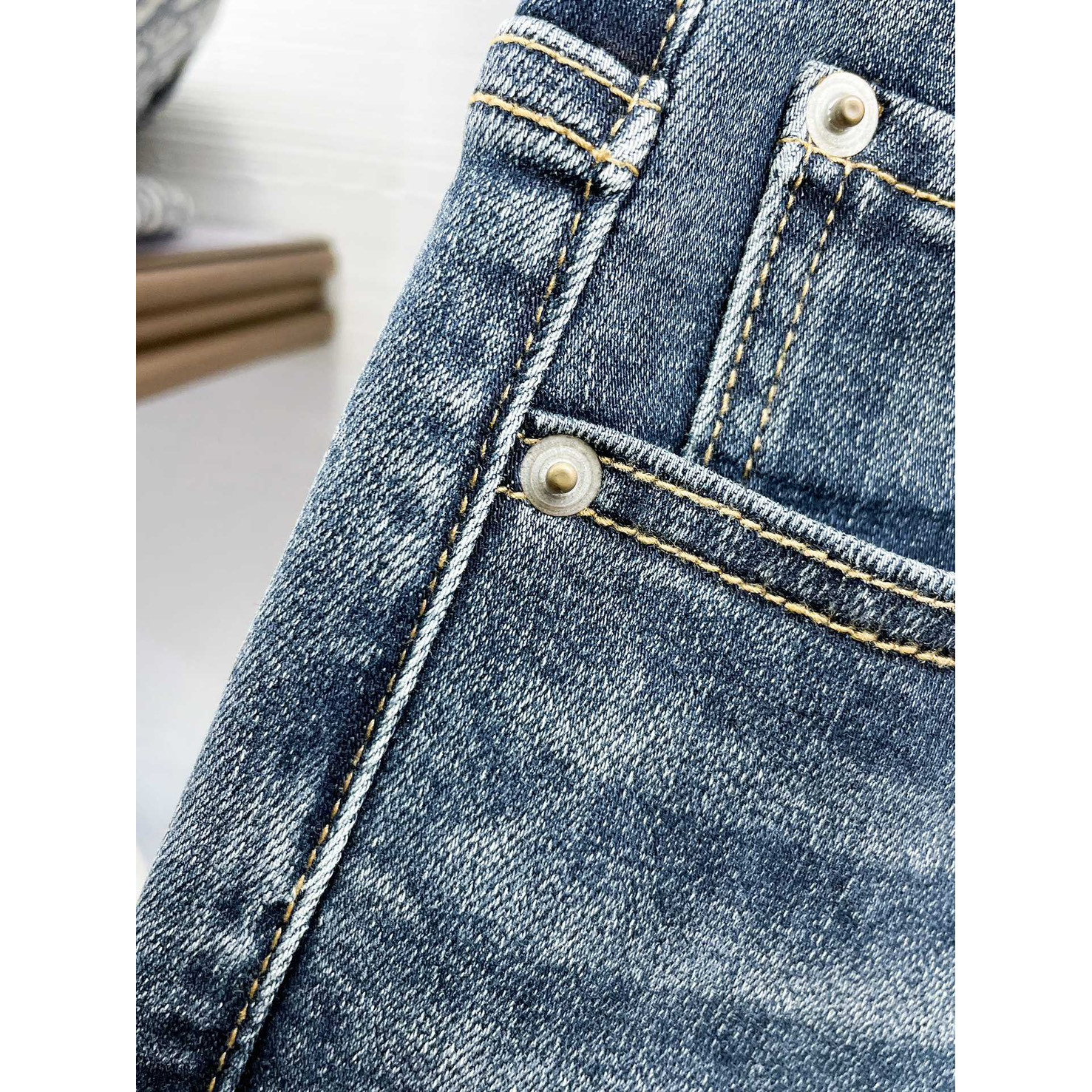 <p>BURBERRY 高品质牛仔裤</p>