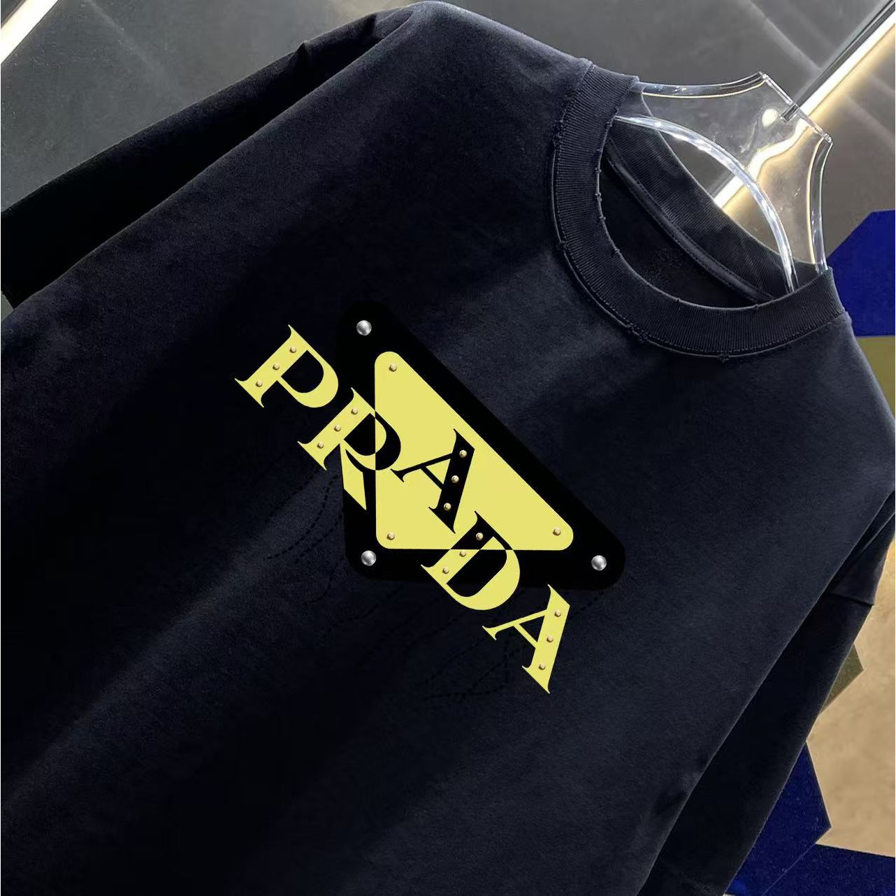 <p>PRADA 洗水磨破短袖T恤(洗水黑)<br />
&nbsp;</p>