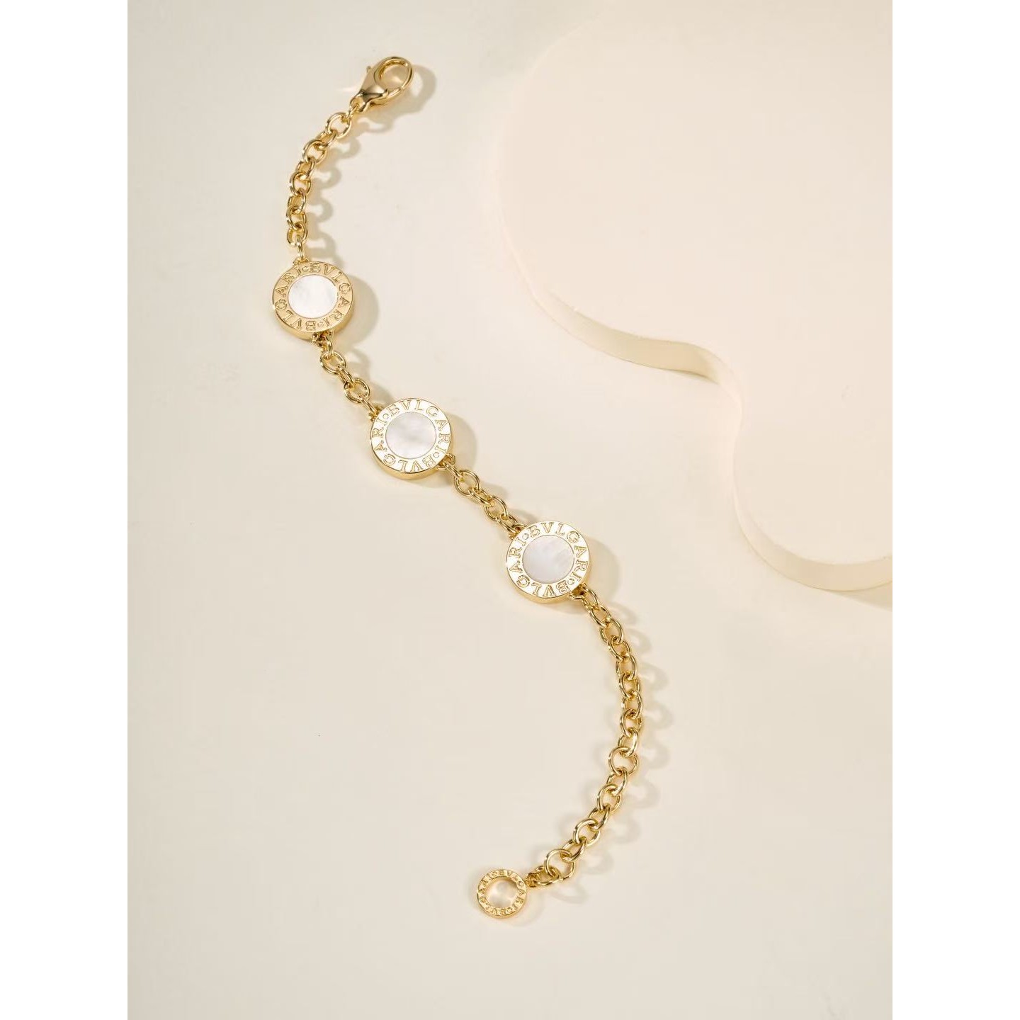 <p>Bvlgari logo钱币系列粗金色手链</p>