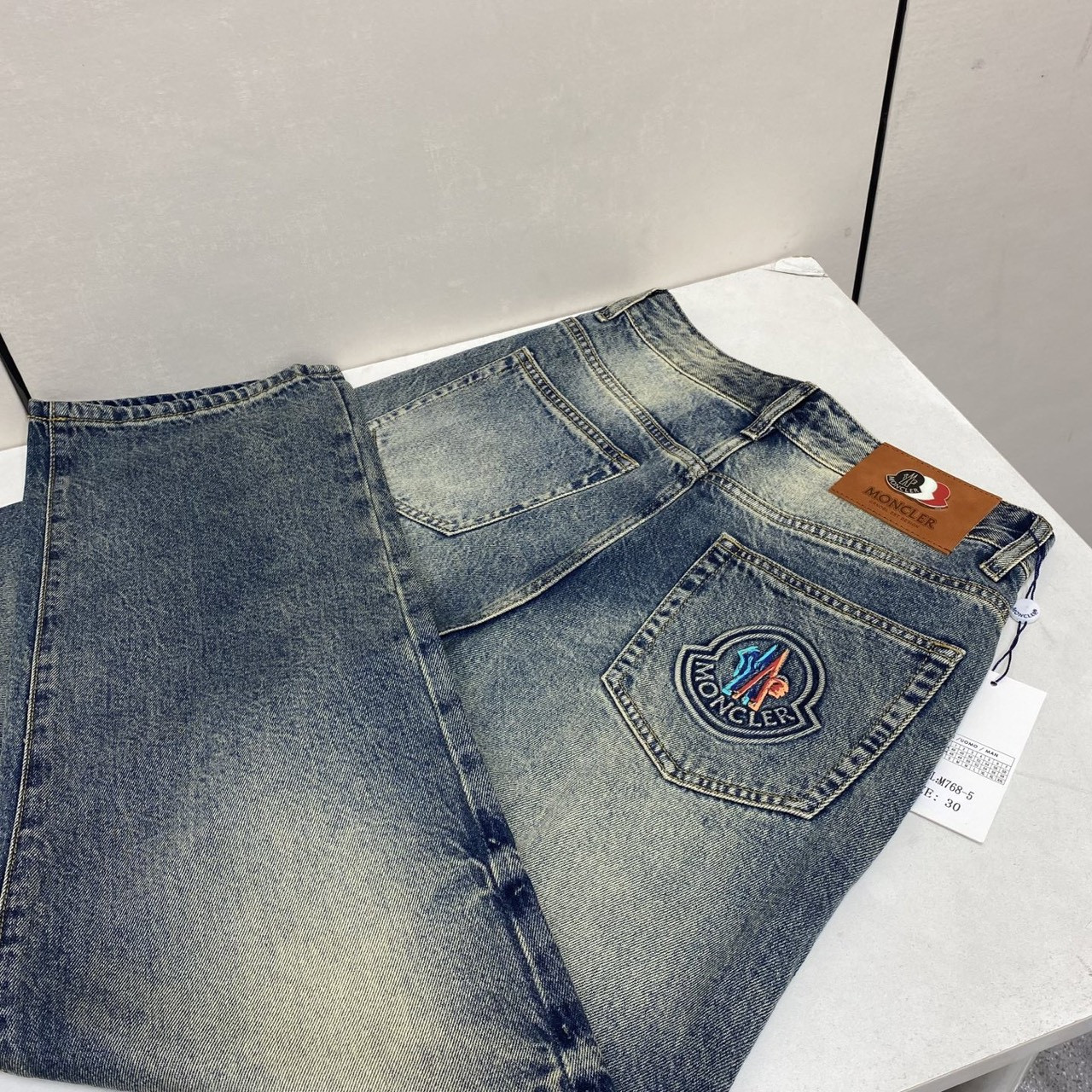 <p>MONCLER 欧洲专柜新款修身小直筒牛仔裤</p>