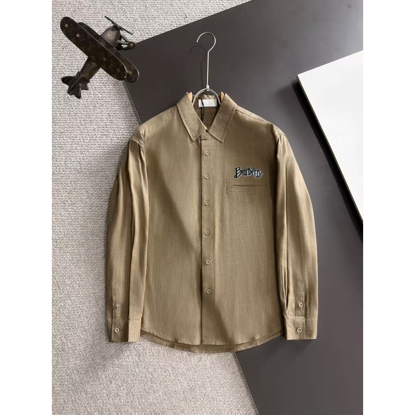<p>BURBERRY 亚麻衬衫套装(卡其)</p>
