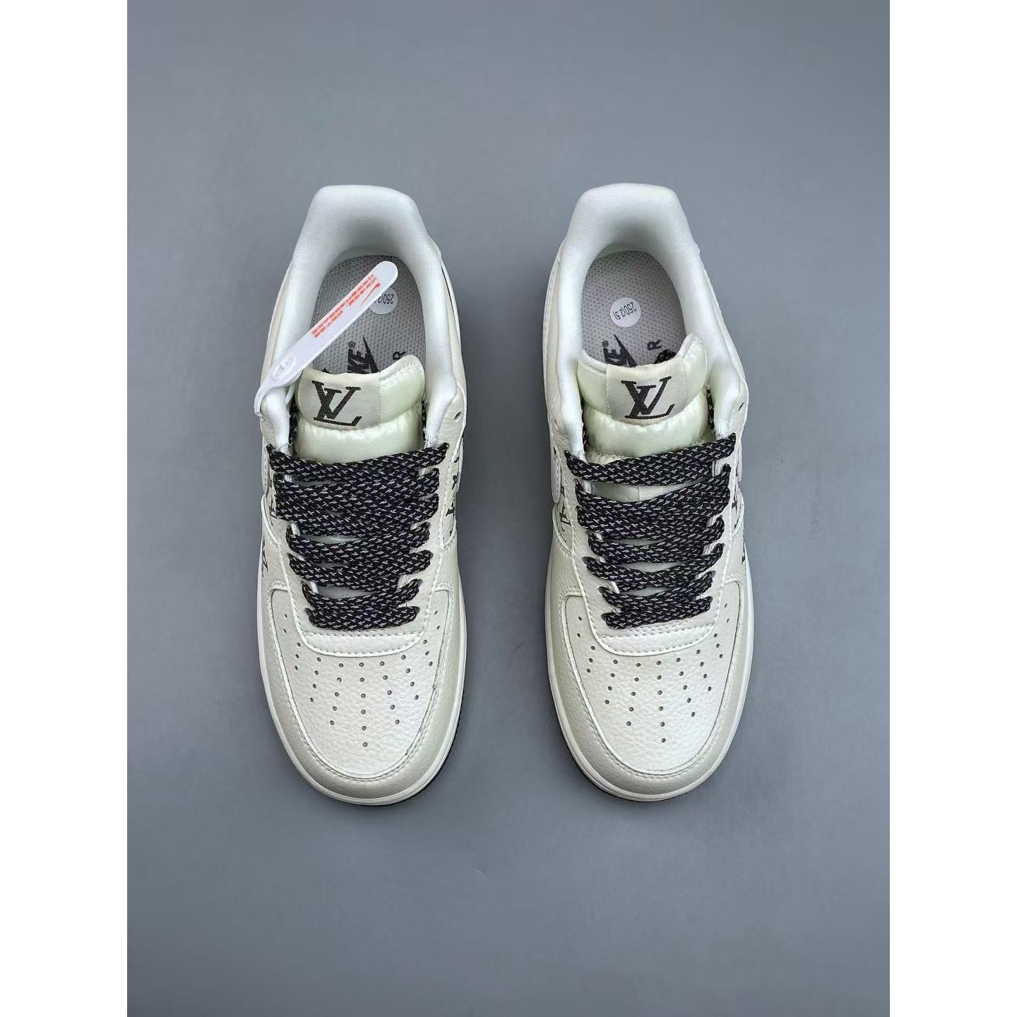 <p>Nike Air Force1 07 low &nbsp;联名款(白)</p>