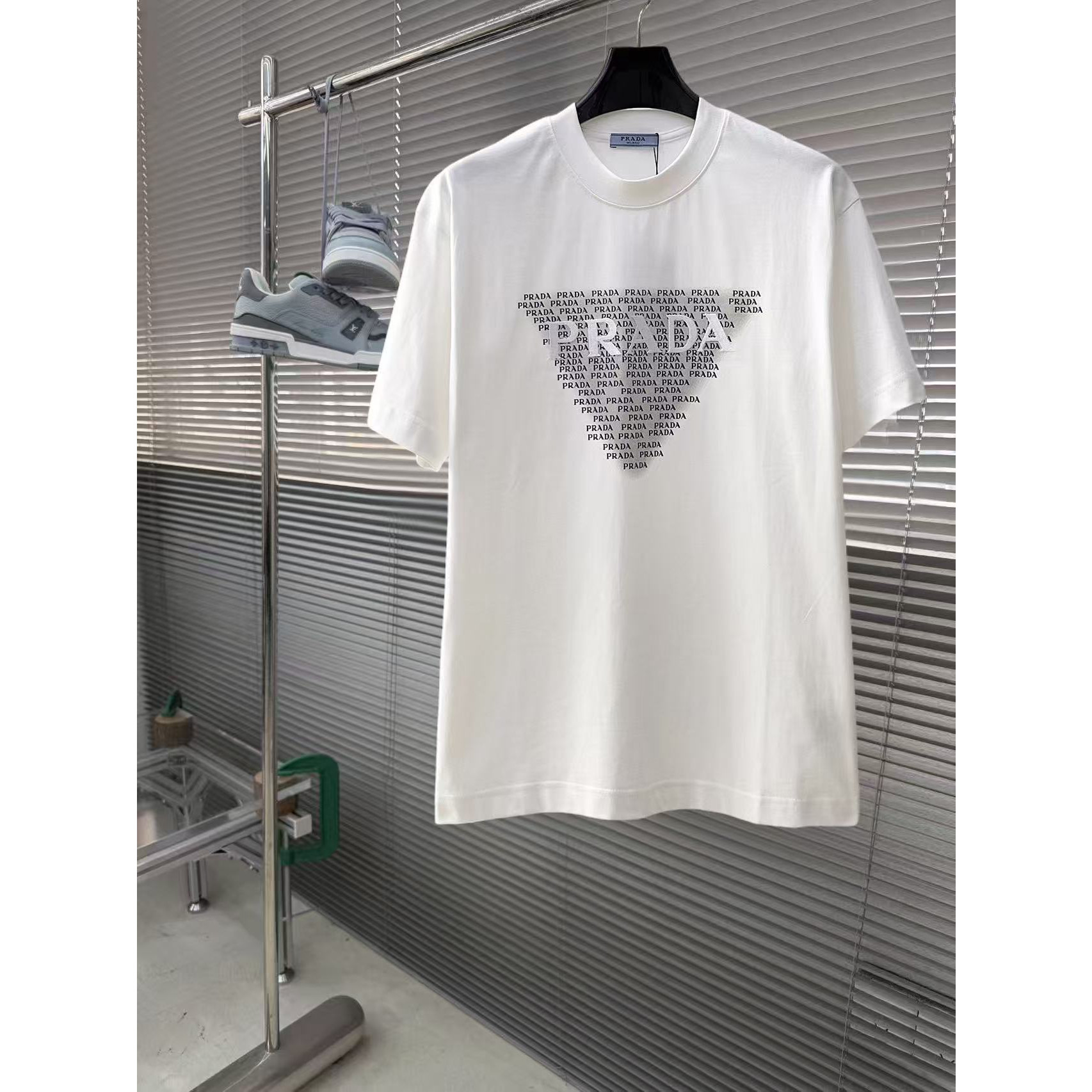 <p>PRADA 专柜新款短袖T恤(白)</p>
