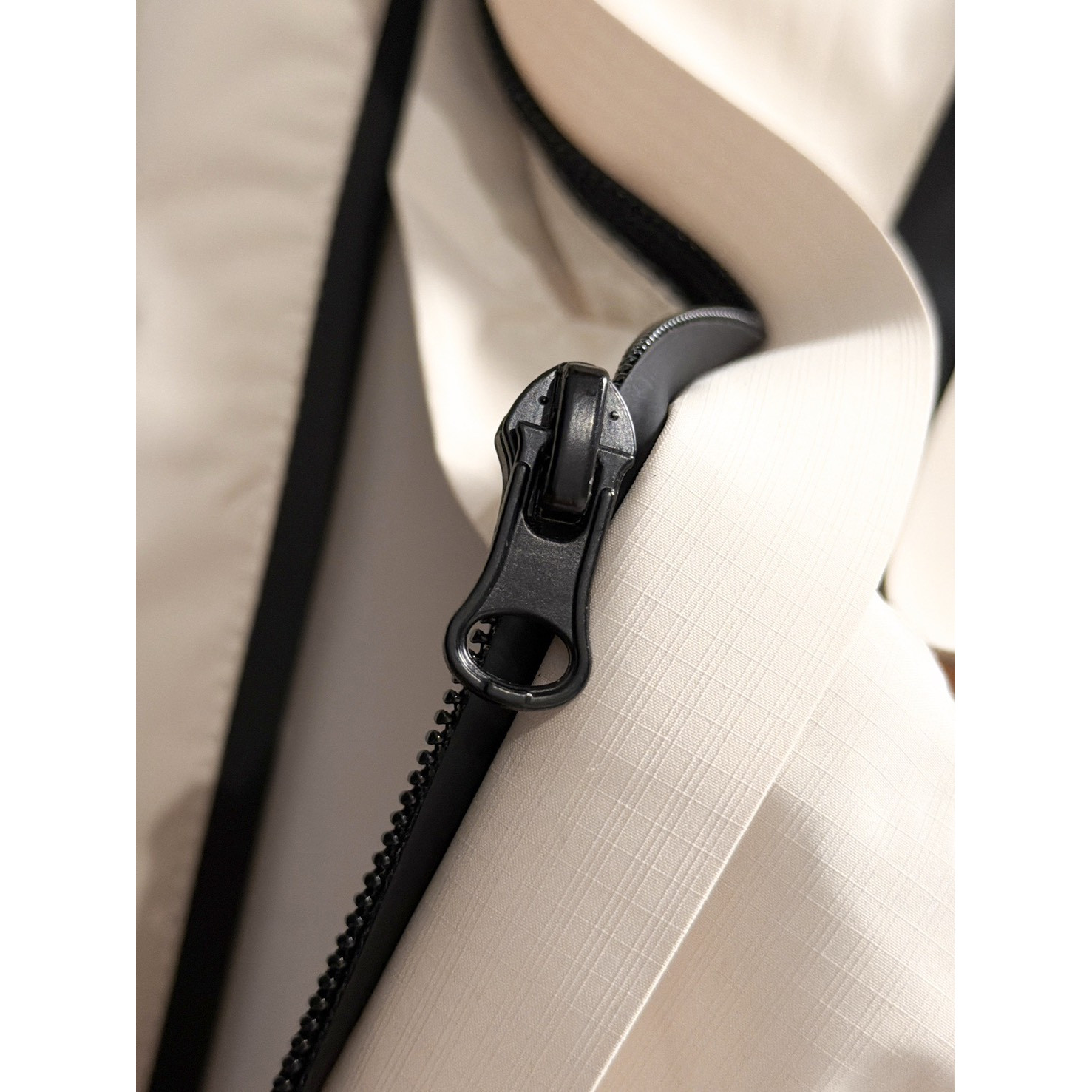 <p>DIOR&nbsp;最新款拉链风衣冲锋衣防水夹克外套</p>