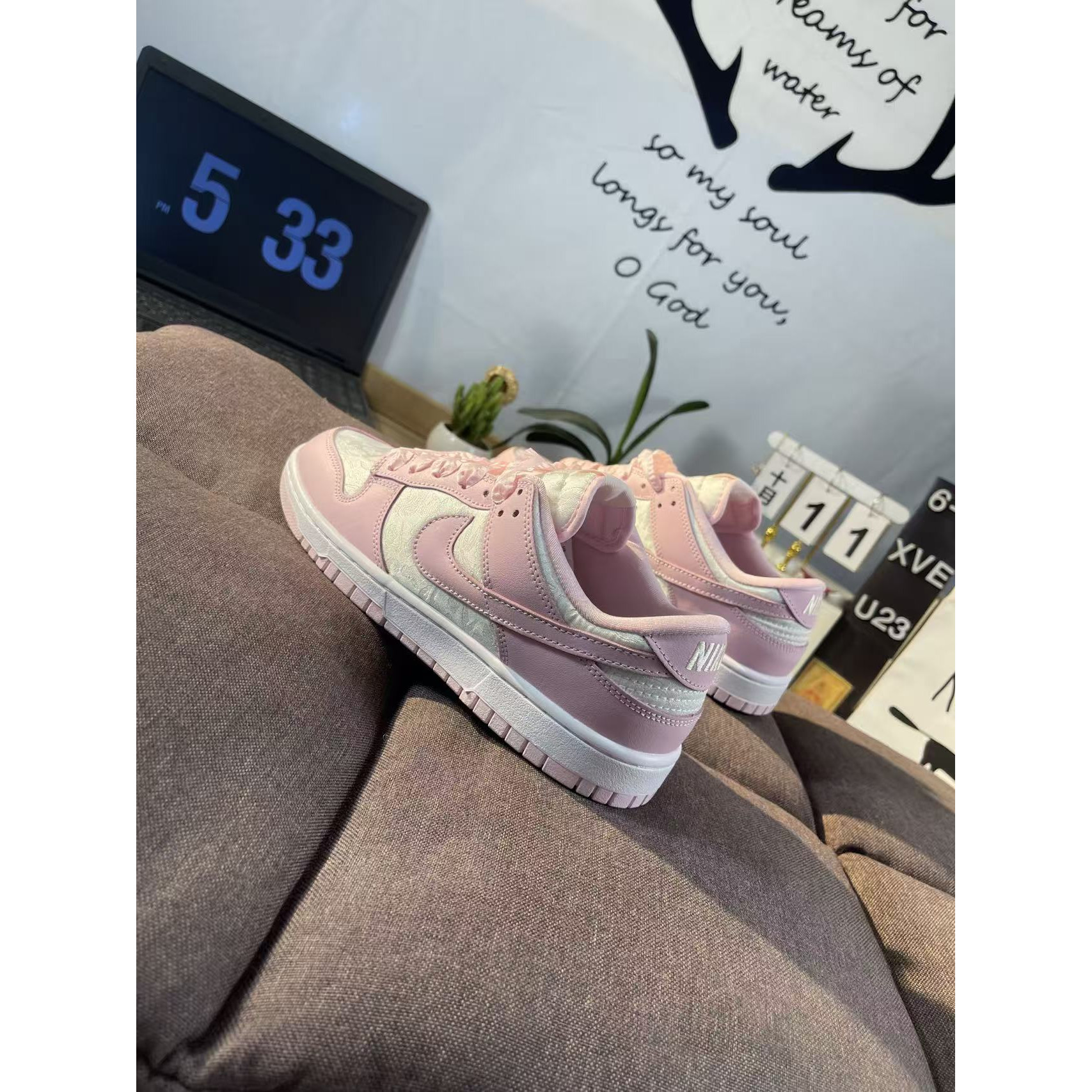 <p>WMNS NIKE DUNK LOW SE SFF(粉色)</p>