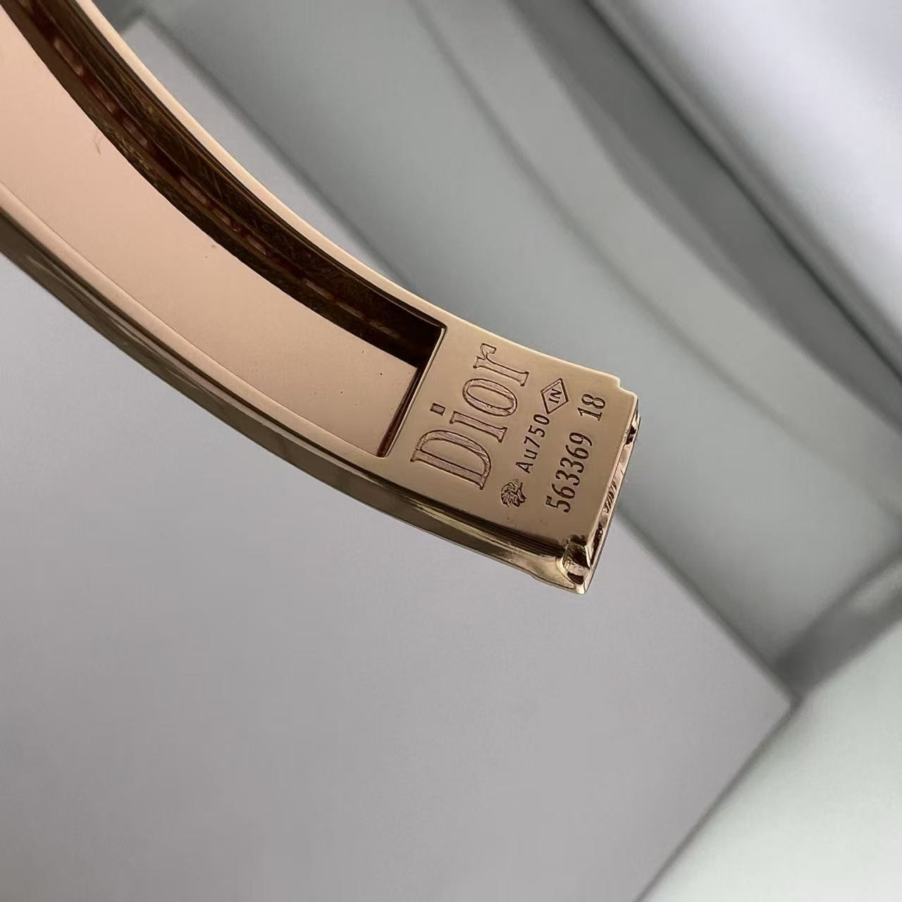 <p>Dior 扭绳菱形网格主钻手镯<br />
&nbsp;</p>