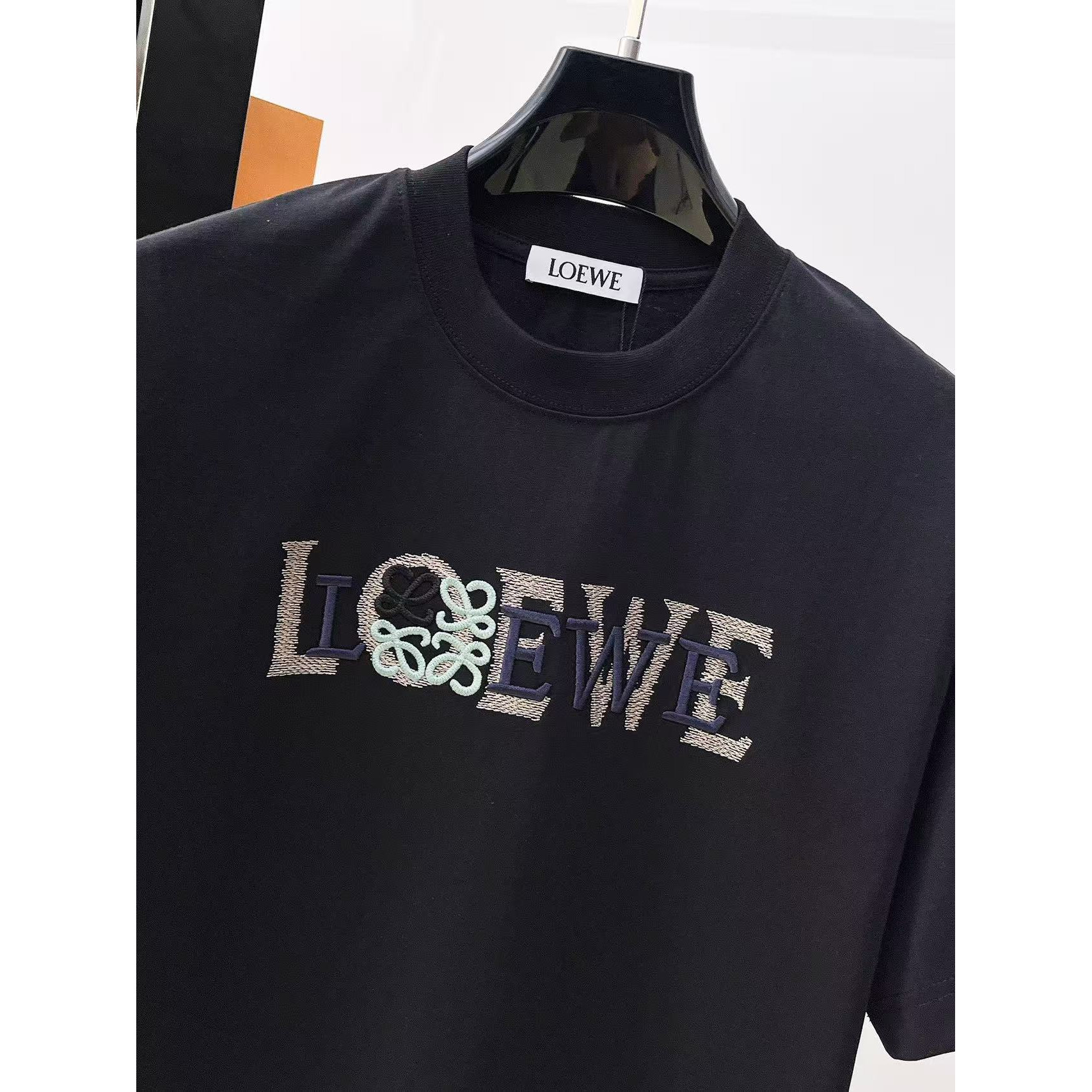<p>LOEWE 专柜新款短袖T恤(黑)</p>