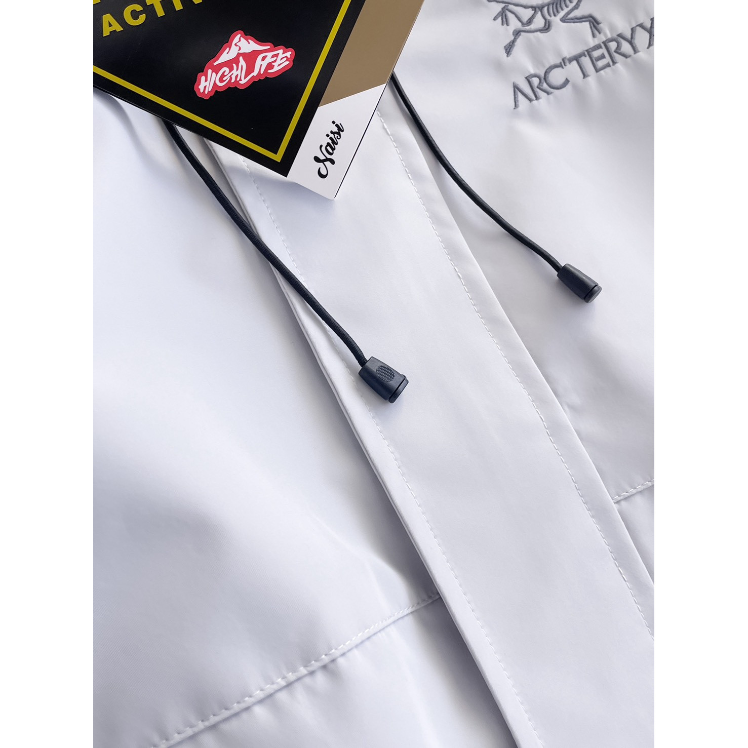 <p>Arc'teryx&nbsp;男士夹克外套(白)</p>