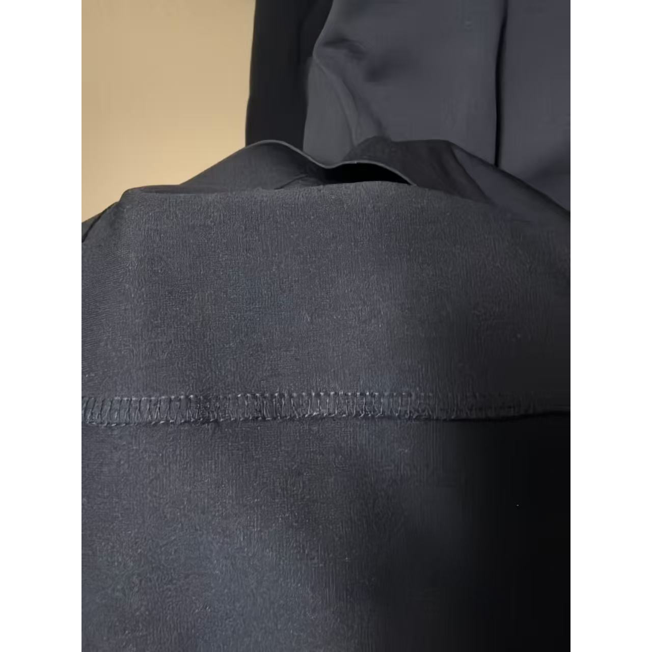 <p>Descente 翻领长袖打底(黑)</p>