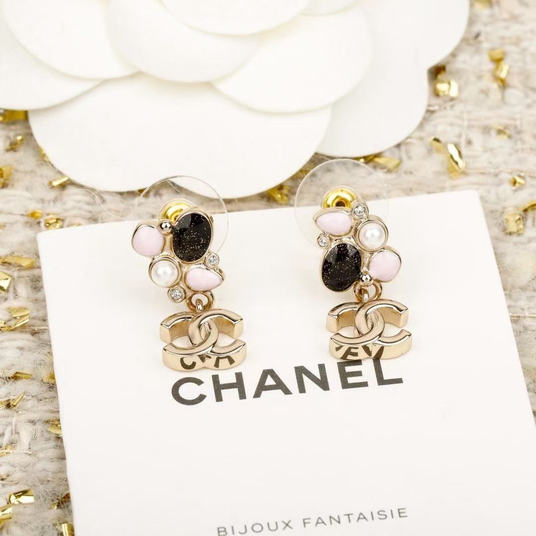 <p>CHANEL&nbsp;25K珐琅耳钉</p>