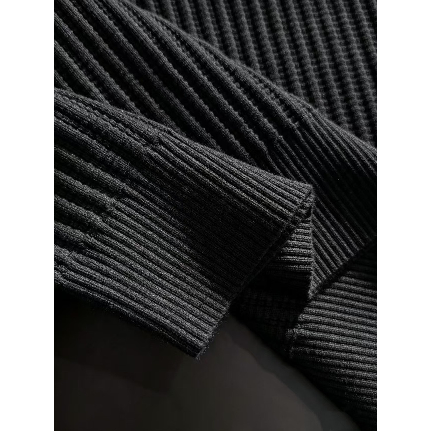 <p>Balenciaga&nbsp;高品质男士毛衣(黑)</p>