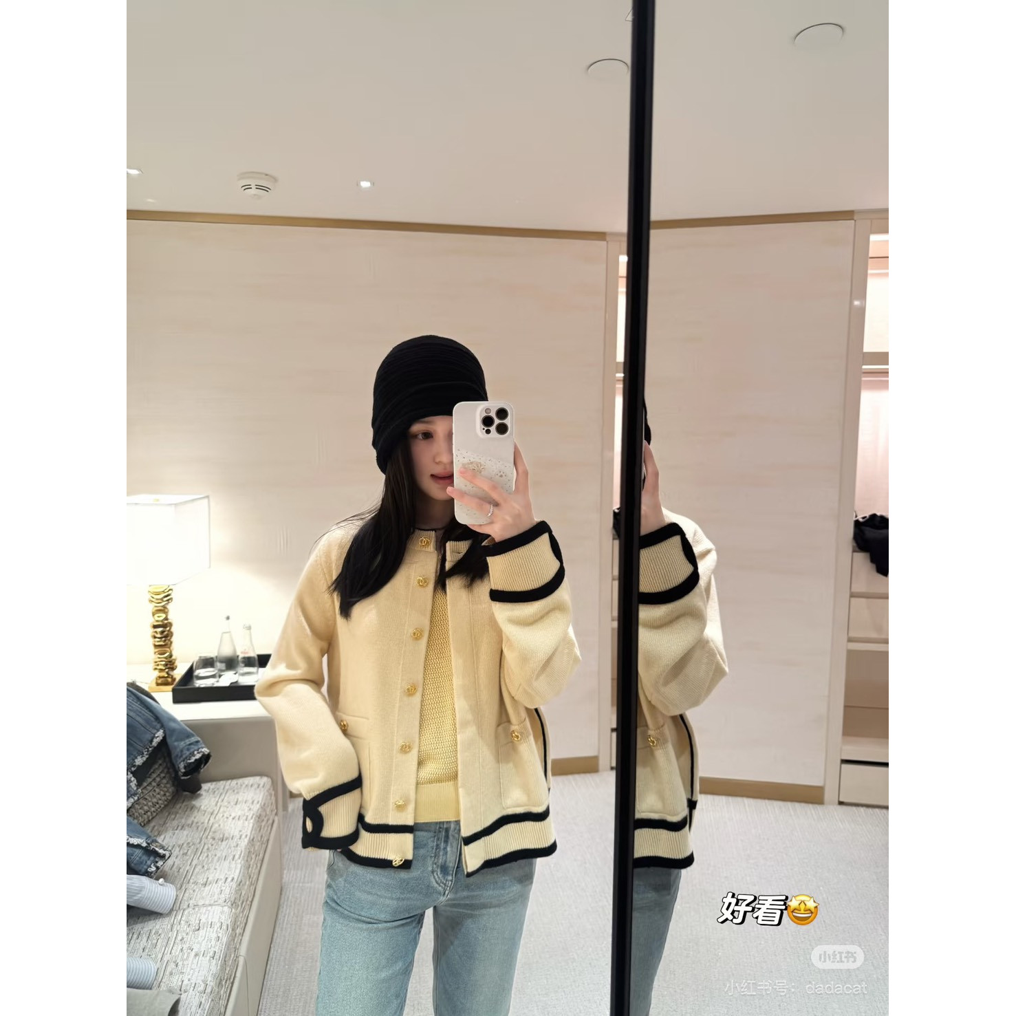 <p>Chanel 羊绒针织开衫(卡其)</p>