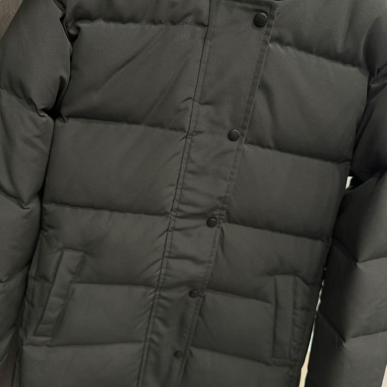 <p>Canada Goose Shelburn*派克大衣羽绒服(灰色黑標)</p>