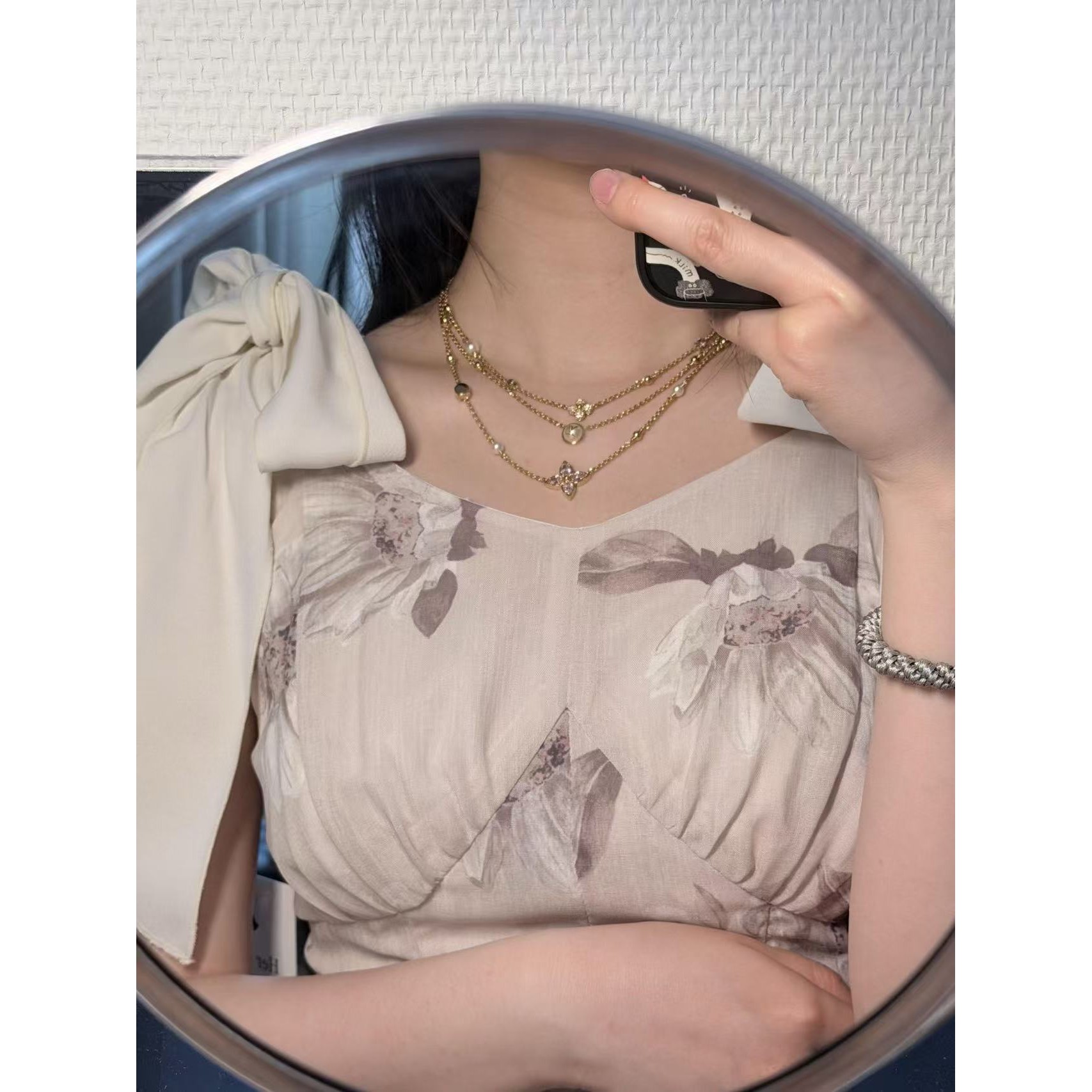 <p>CHANEL 山茶花四叶草耳环</p>