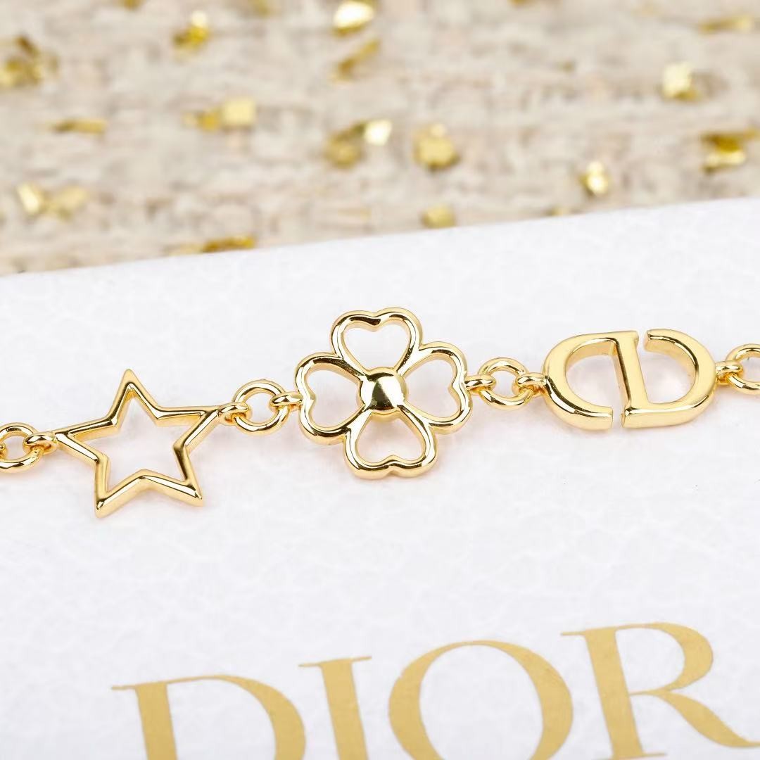 <p>DIOR&nbsp;镂空多星草手链</p>