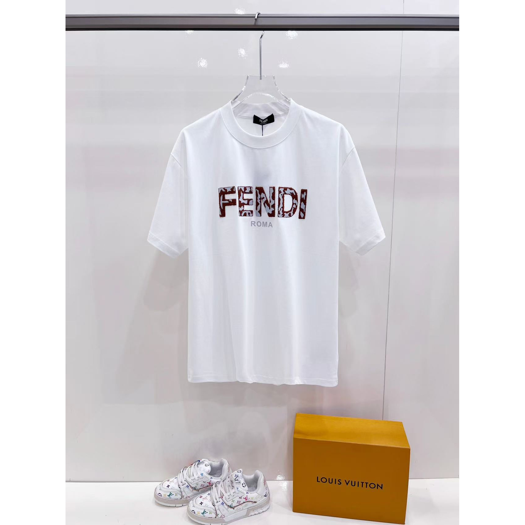 <p>FENDI 圓領短袖T恤(白)</p>