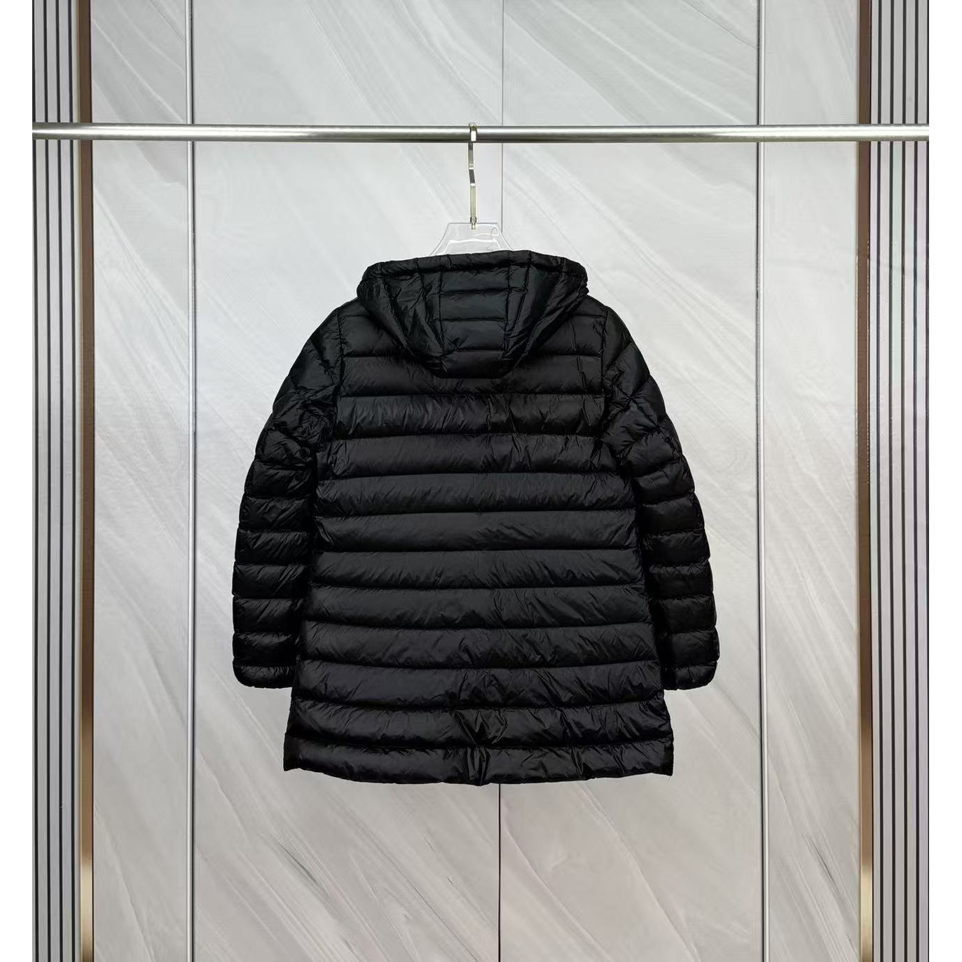 <p>Moncler 连帽中长羽绒服(黑)</p>
