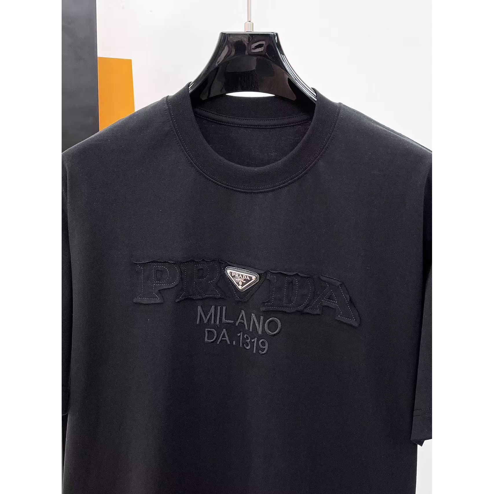 <p>PRADA 专柜新款短袖T恤(黑)</p>