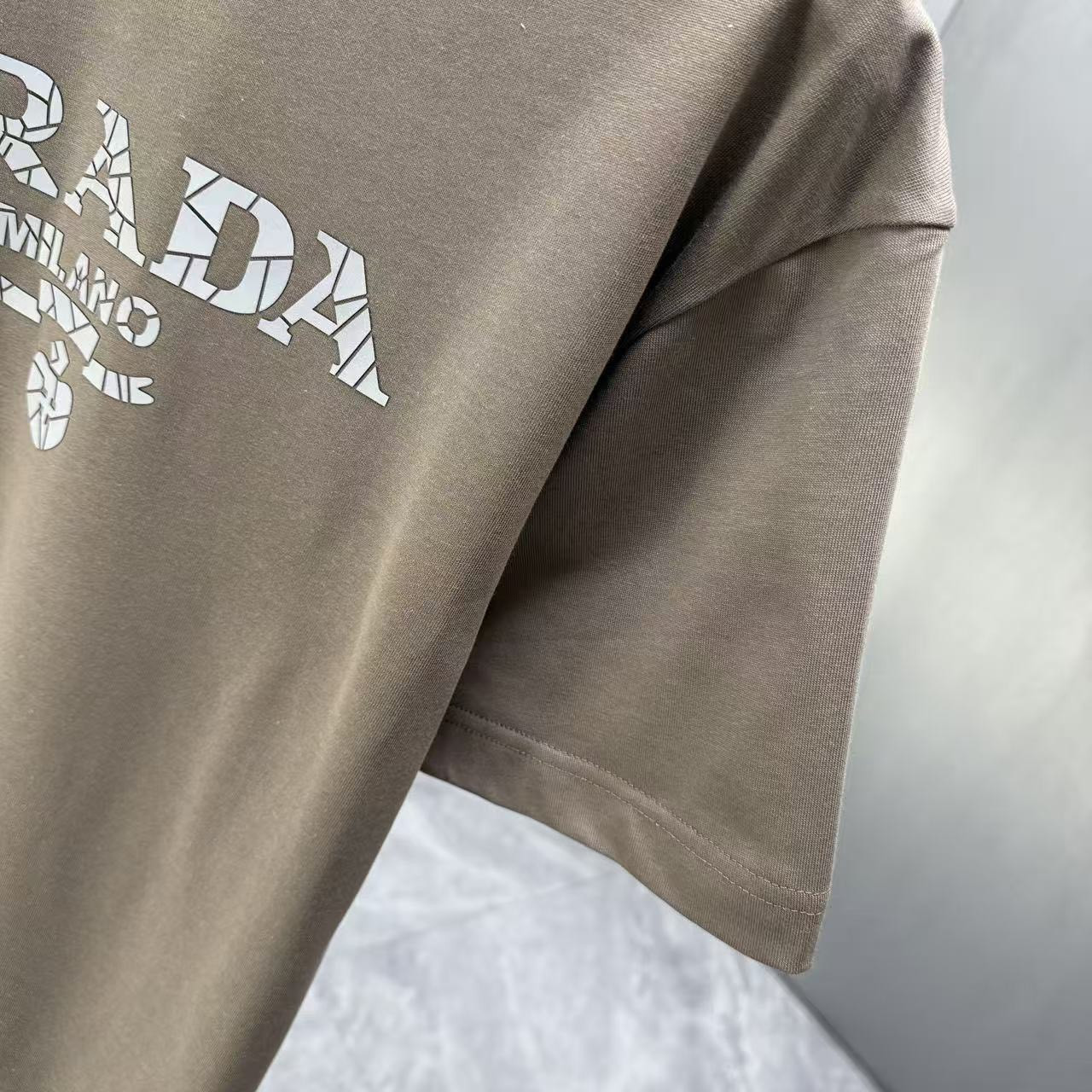 <p>Prada 短袖T恤(棕)</p>