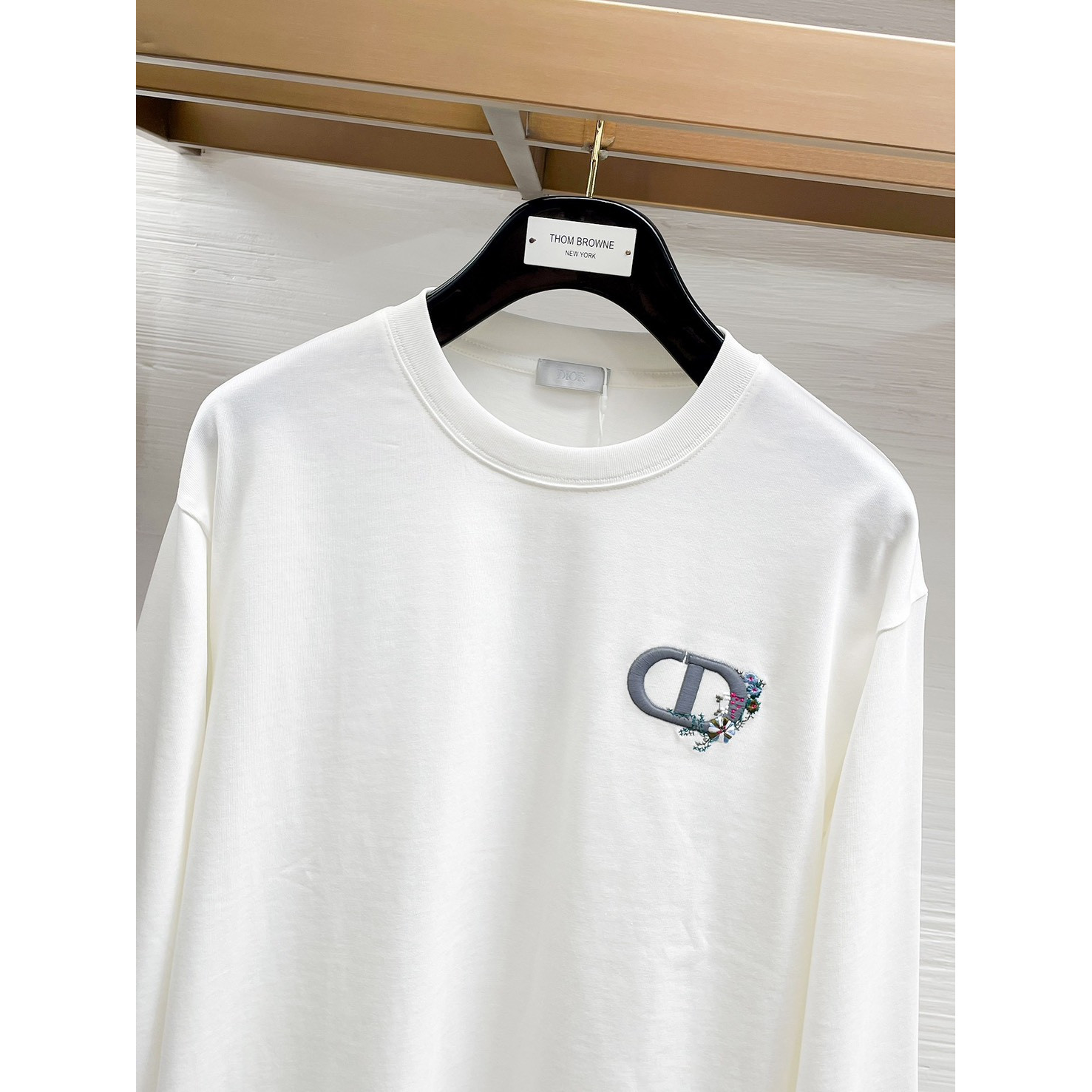 <p>DIOR&nbsp;长袖T恤(白)</p>