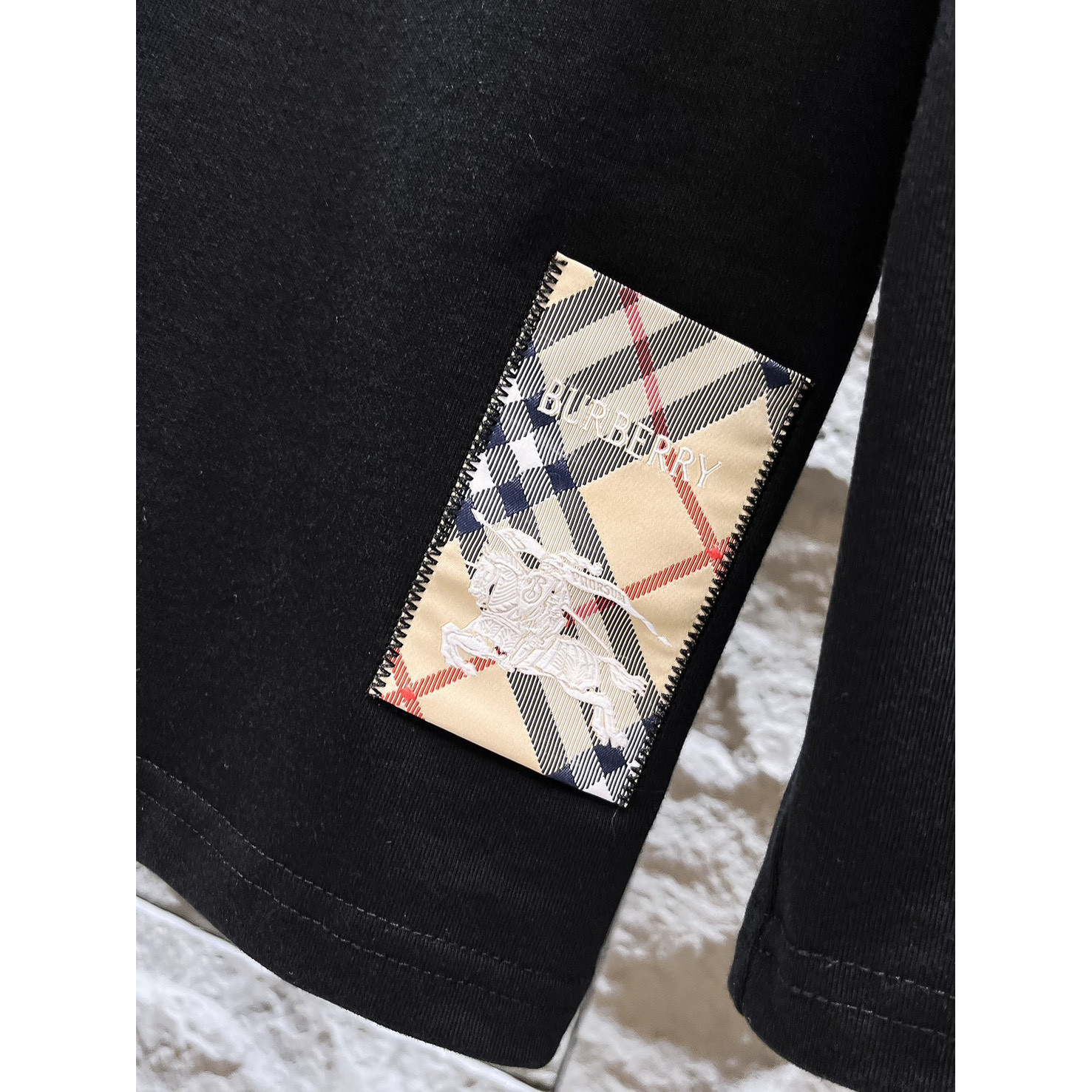 <p>BURBERRY 长袖T恤(黑)</p>