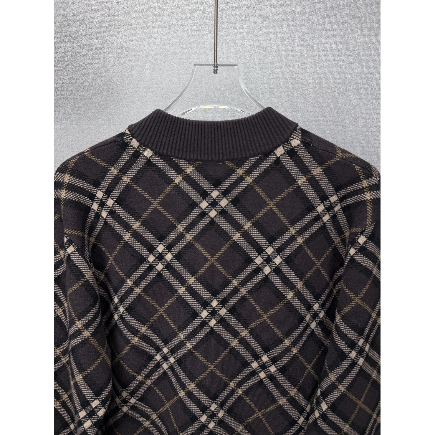 <p>BURBERRY 菱形格嵌花情侣款拉链针织开衫外套(棕色)</p>