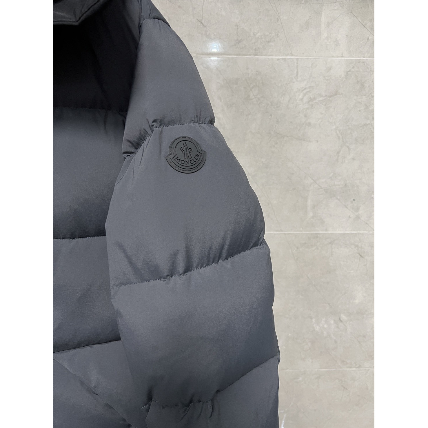 <p>Moncler 黑武士羽绒服(灰)&nbsp;</p>
