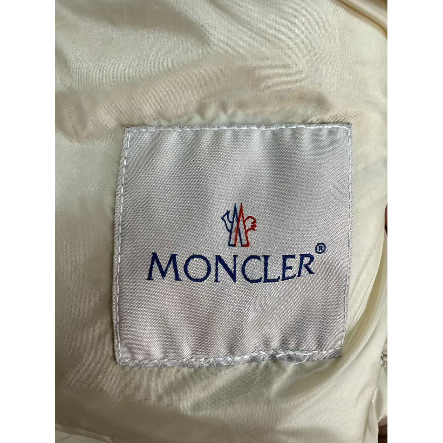 <p>Moncler Liane女士立领羽绒服(米)</p>