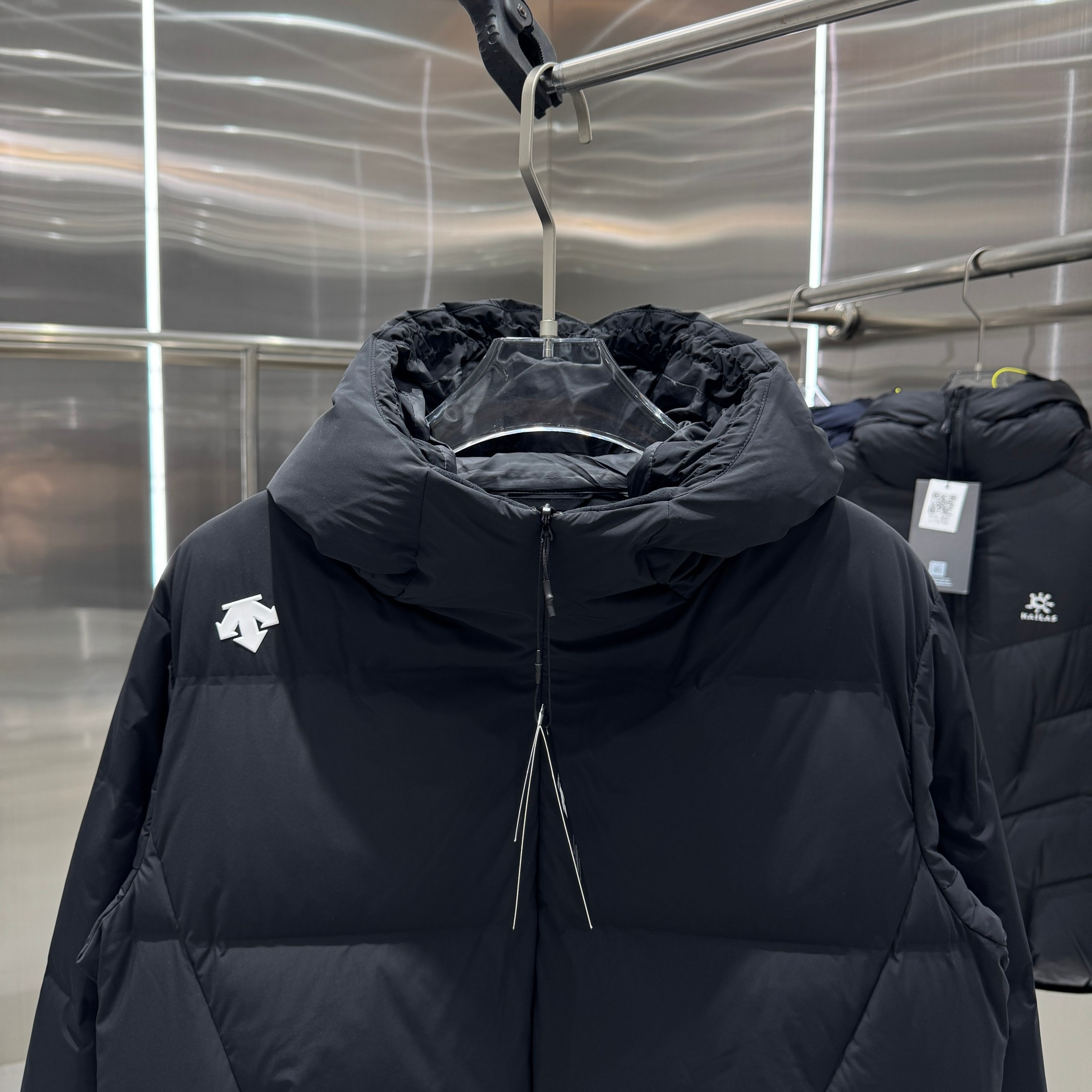 <p>DESCENTE 运动羽绒服(黑)</p>