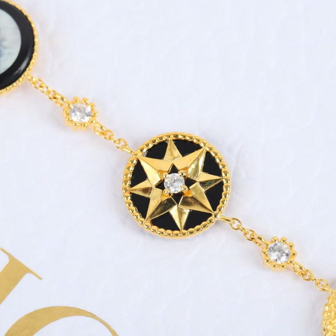 <p>DIOR&nbsp;日月星辰五花手链</p>