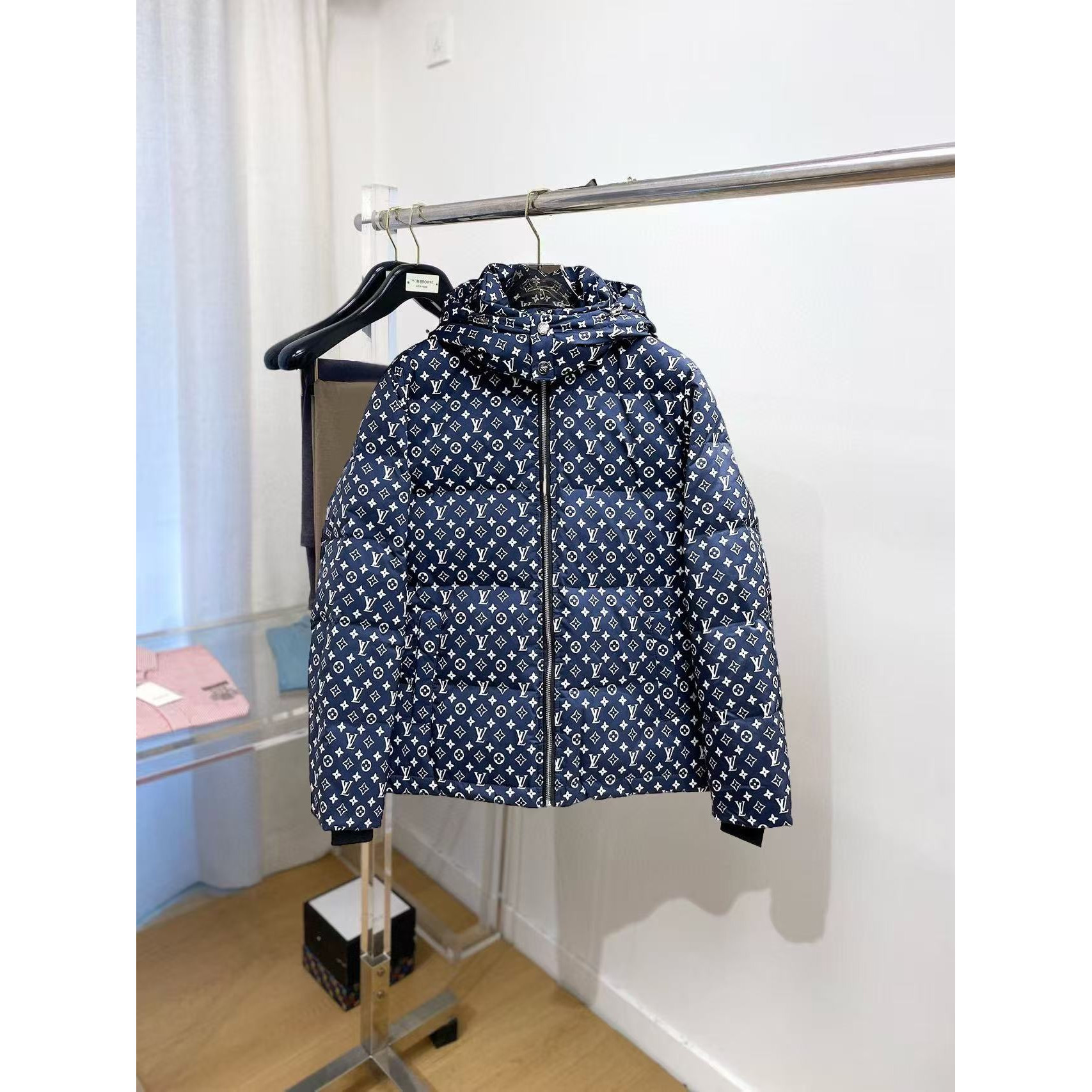 <p>LV 秋冬新款羽绒服(藍)</p>