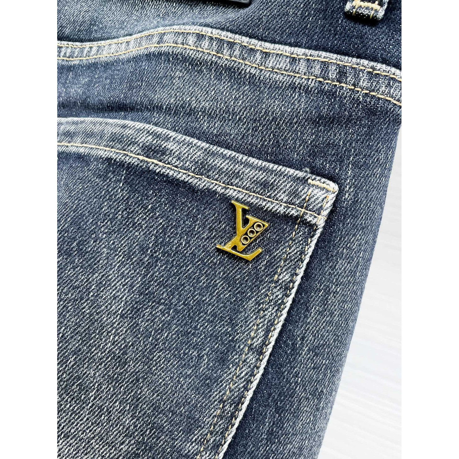 <p>LV&nbsp;高品质牛仔裤</p>