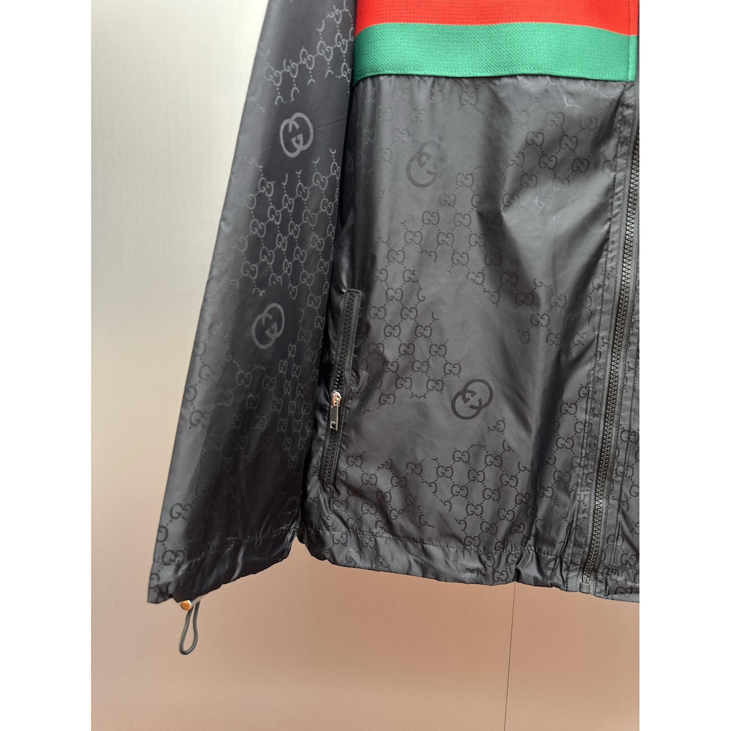 <p>GUCCI 织带Logo暗纹GG连帽防风夹克</p>