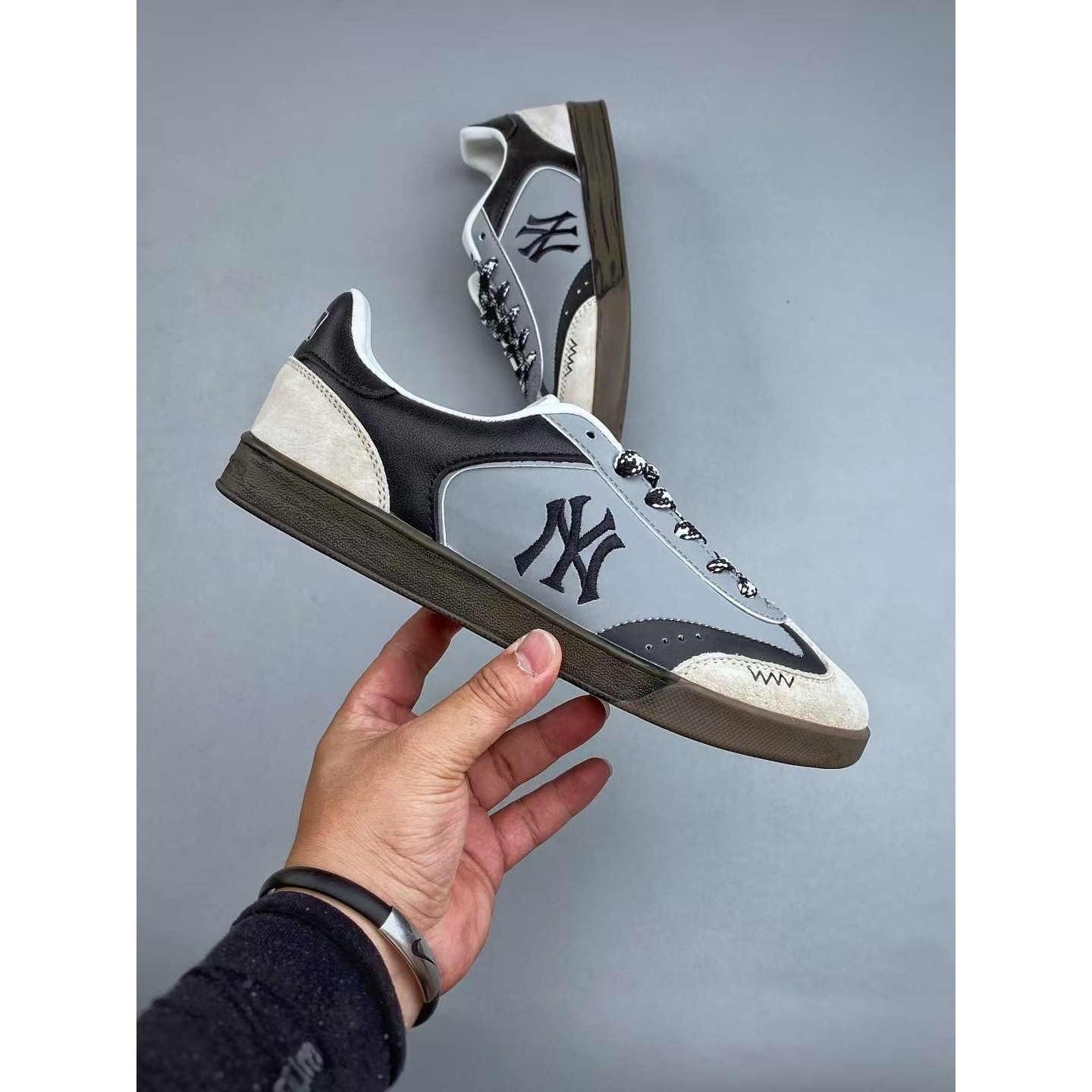 <p>MLB Clubbie 时尚复古德训鞋(灰)</p>