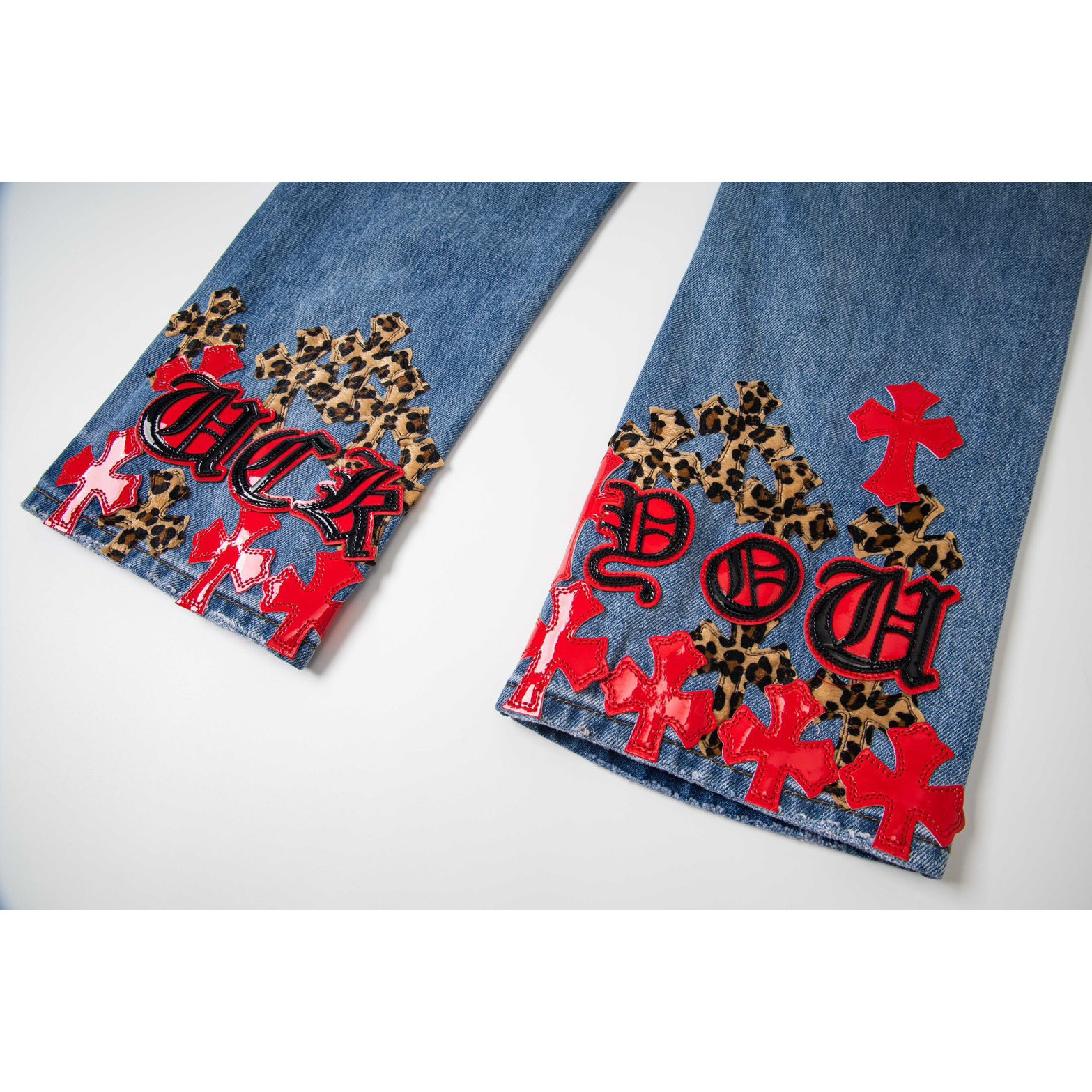 <p>CHROME HEARTS 蓝裤牛仔拼红黑豹纹多皮牛仔裤(1799#)</p>

<p>&nbsp;</p>