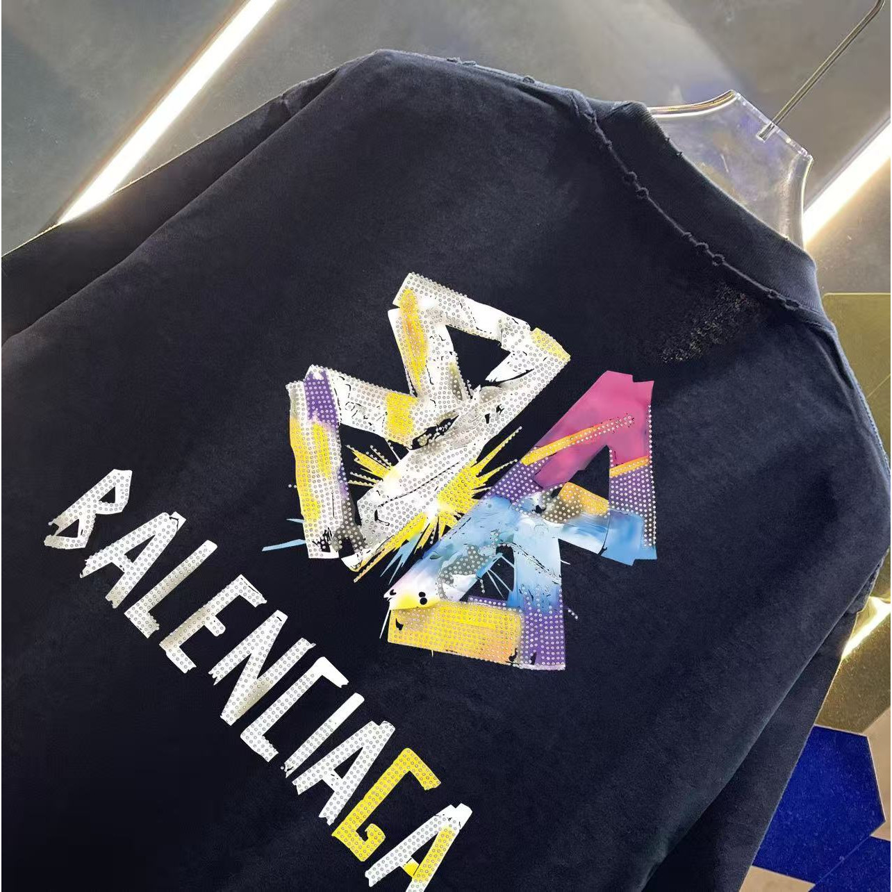 <p>Balenciaga 洗水磨破短袖T恤(洗水黑)</p>