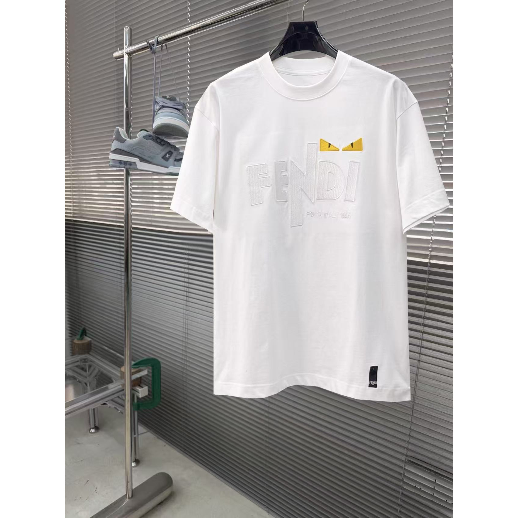 <p>FENDI&nbsp;专柜新款短袖T恤(白)</p>