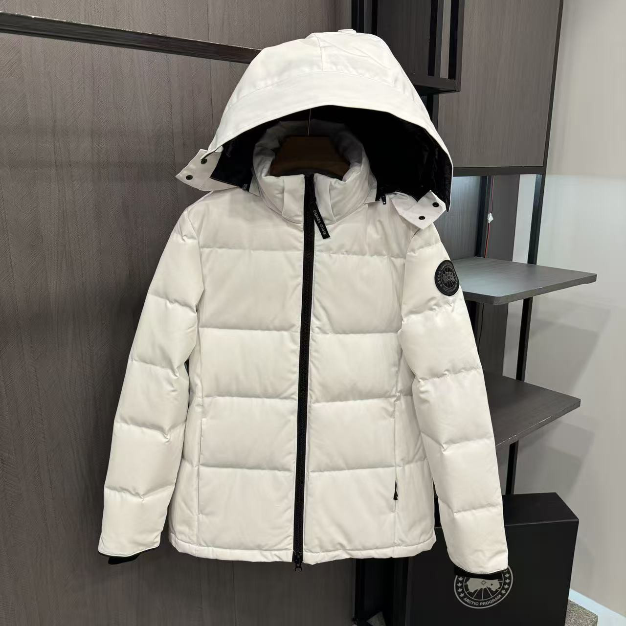 <p>Canada Goose Chelse*派克大衣羽绒服(白色黑標)</p>