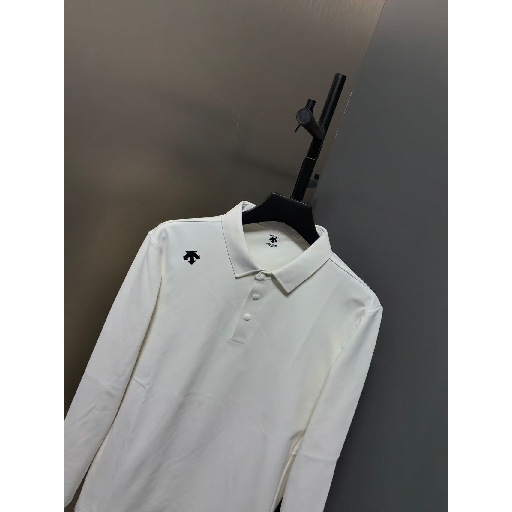 <p>Descente 翻领长袖打底(米白)</p>